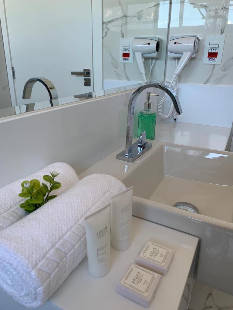 Deluxe Suite with Lake View - Photo 5