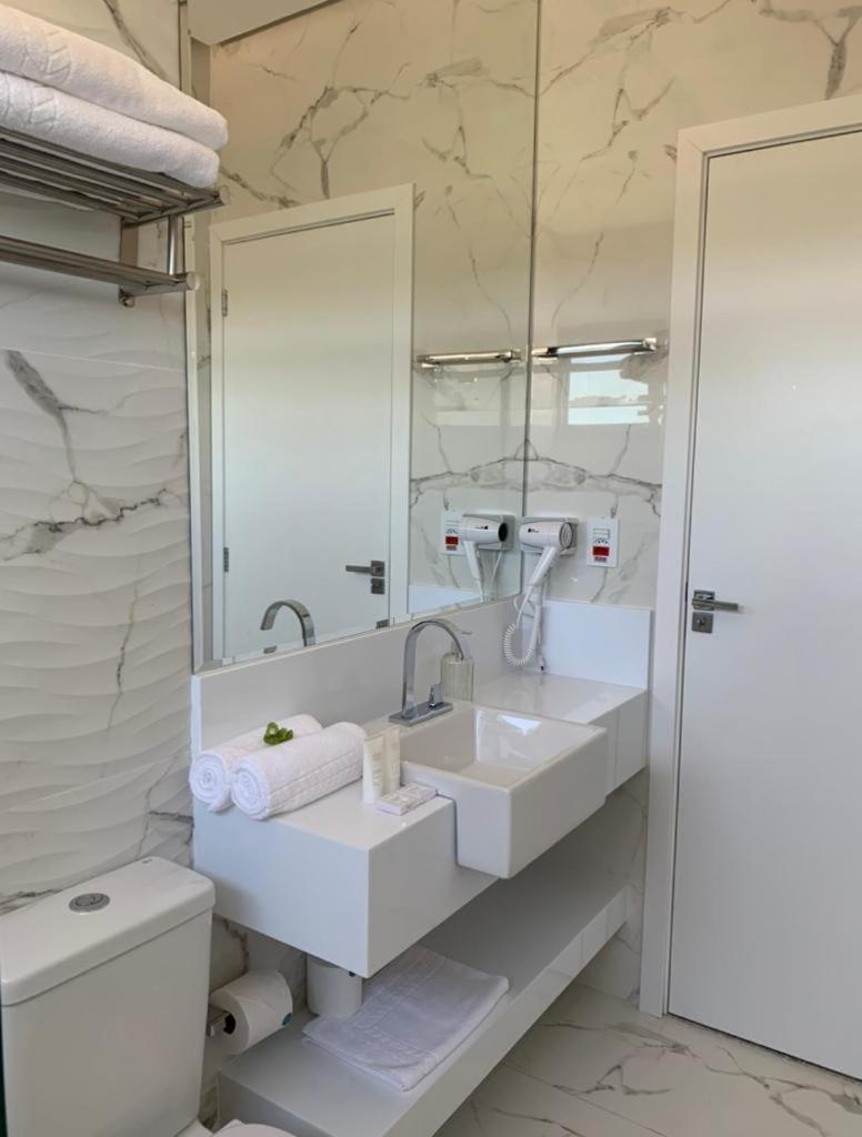 Deluxe Suite with Lake View - Photo 4