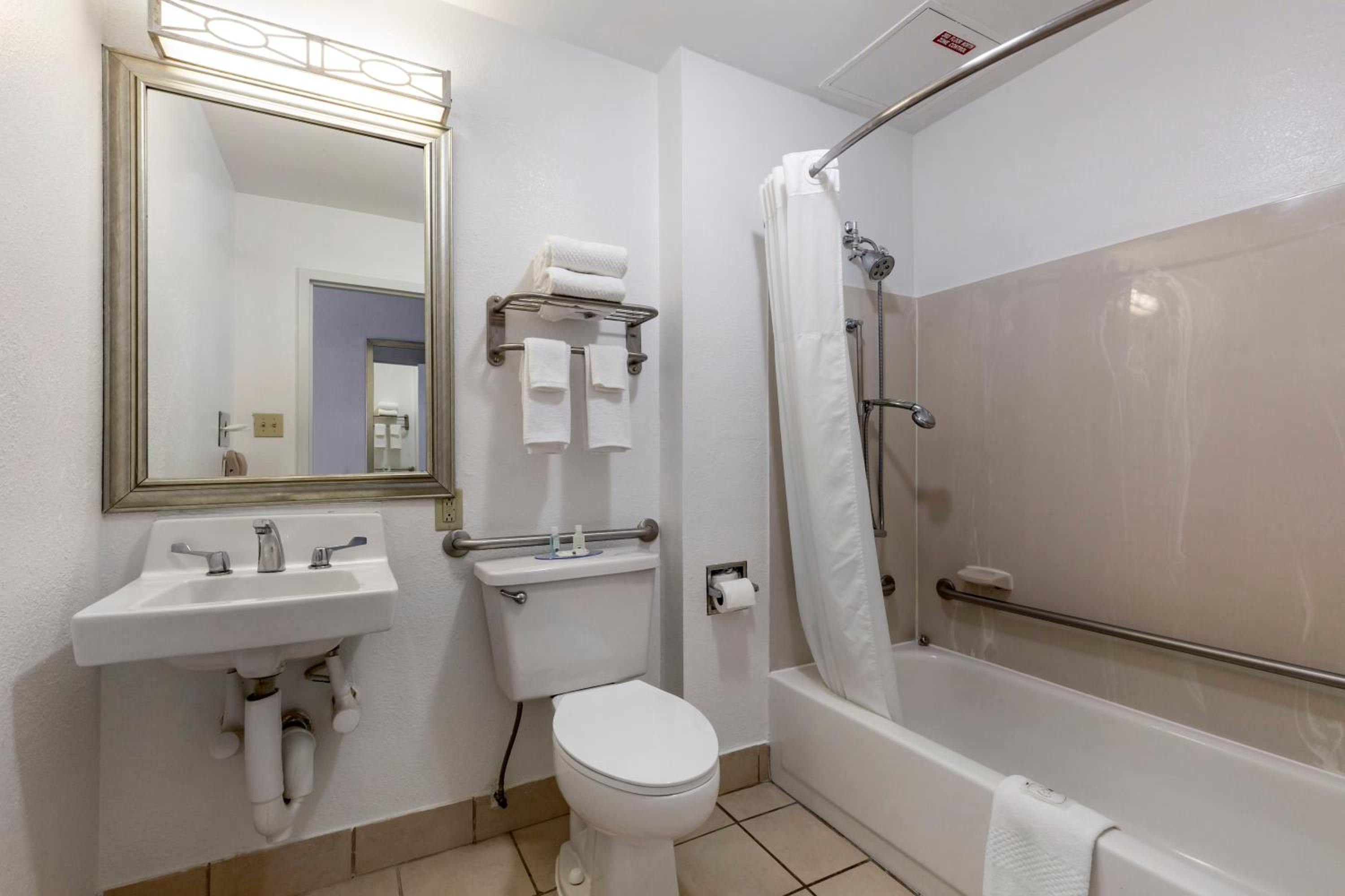 King Room with Tub - Disability Access/Non Smoking - Photo 3