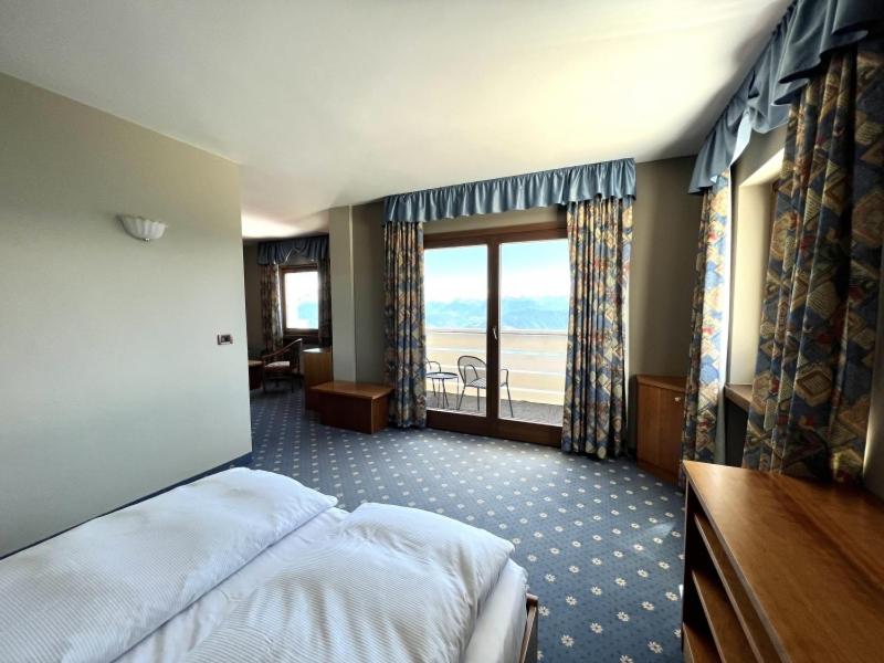 Deluxe Double Room with Extra Bed - Photo 1
