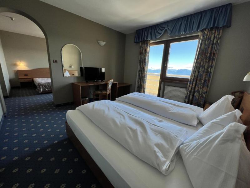 Deluxe Family Suite - Photo 6