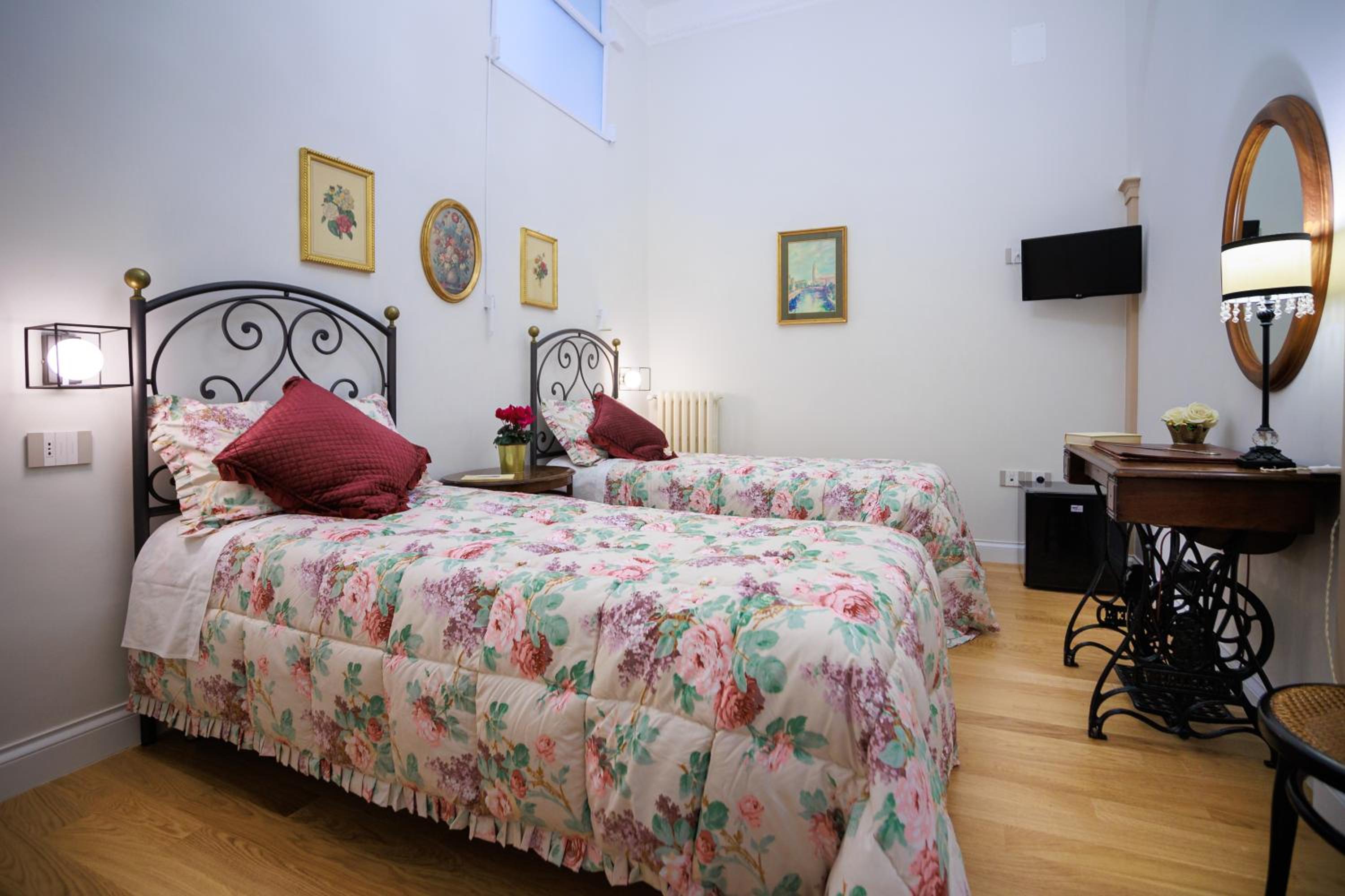 Double or Twin Room with Private External Bathroom photo 1