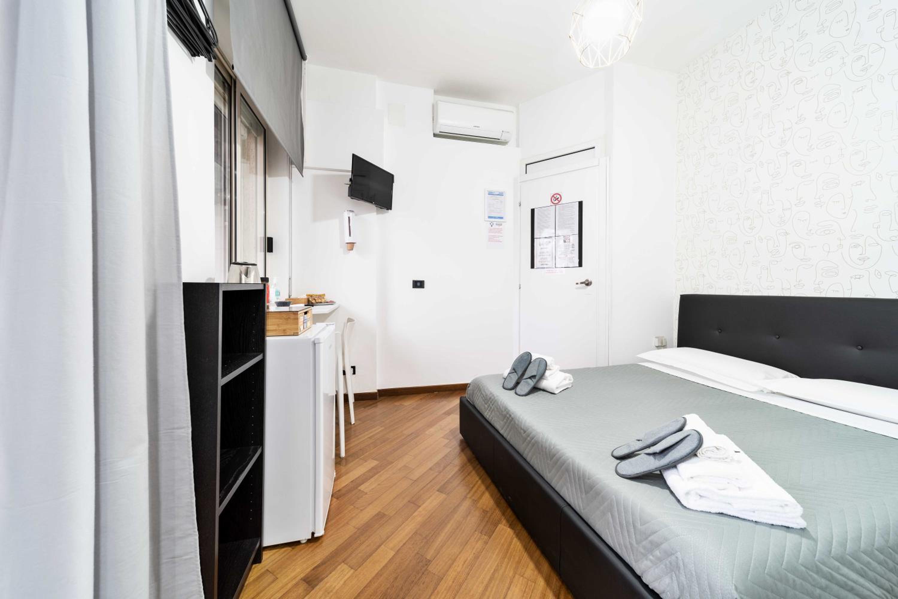 Standard Double Room - Photo 16