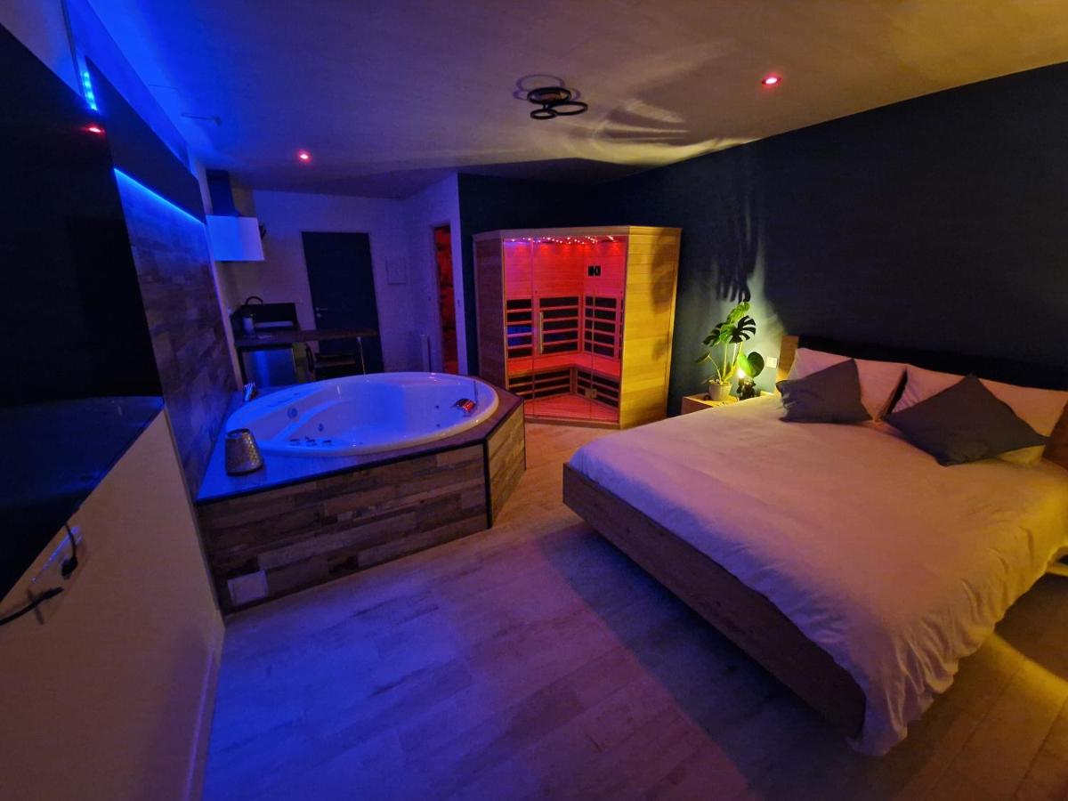 Suite with Hot Tub - Photo 2