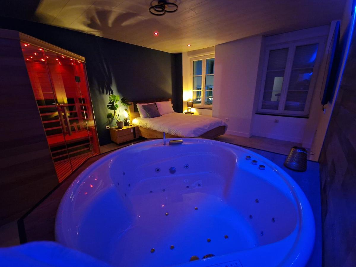 Suite with Hot Tub - Photo 1