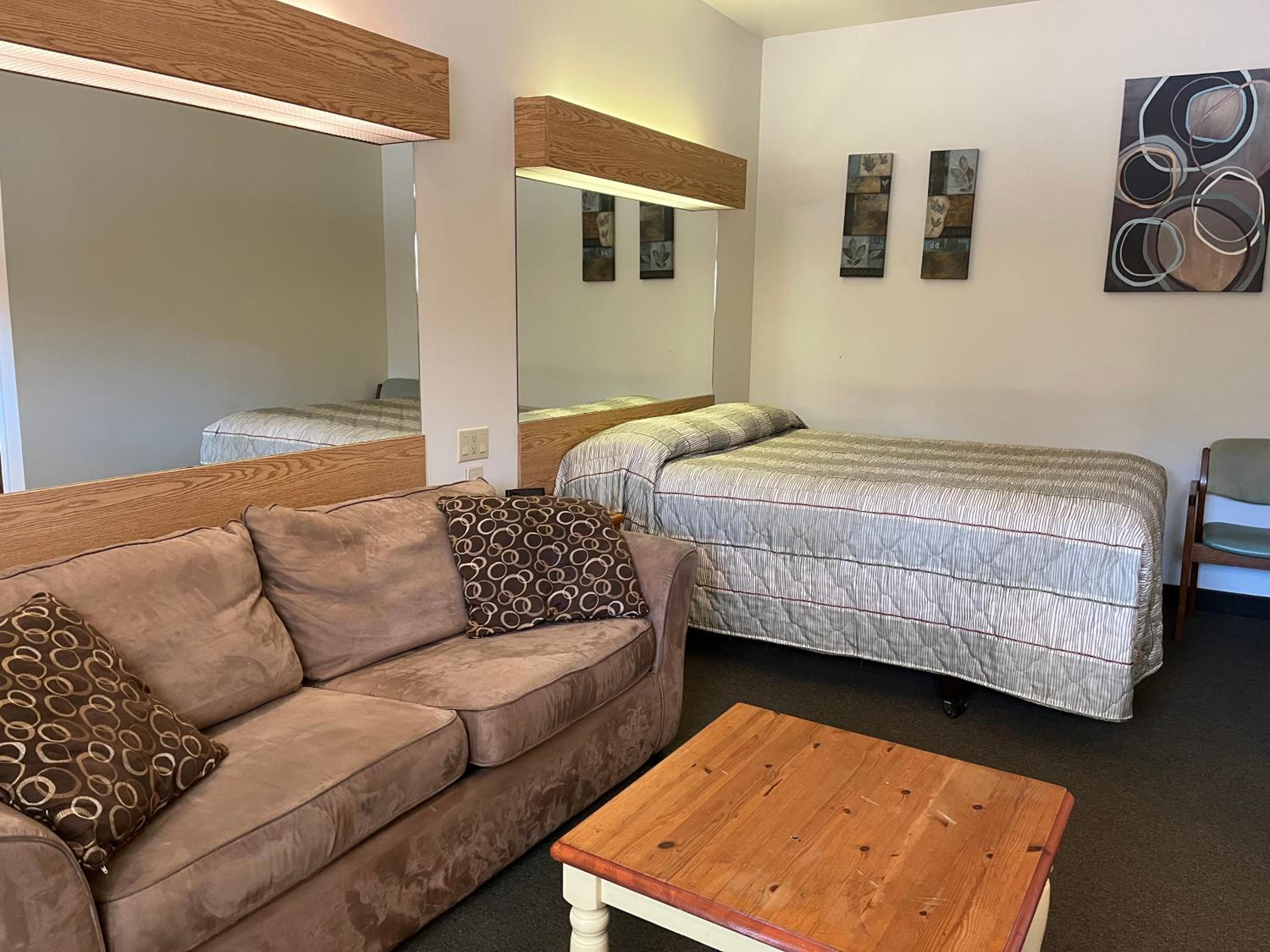 Deluxe Queen Suite - Photo 1
