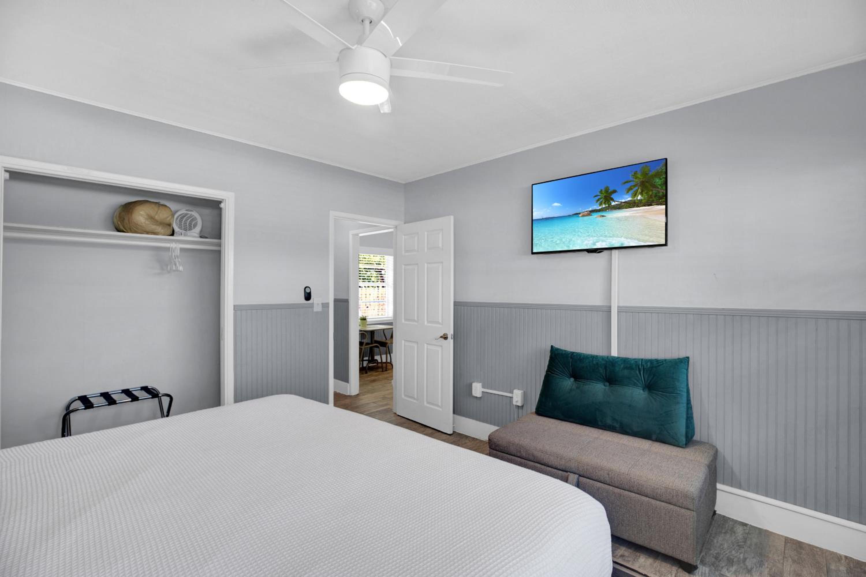 Deluxe King Room - Photo 4