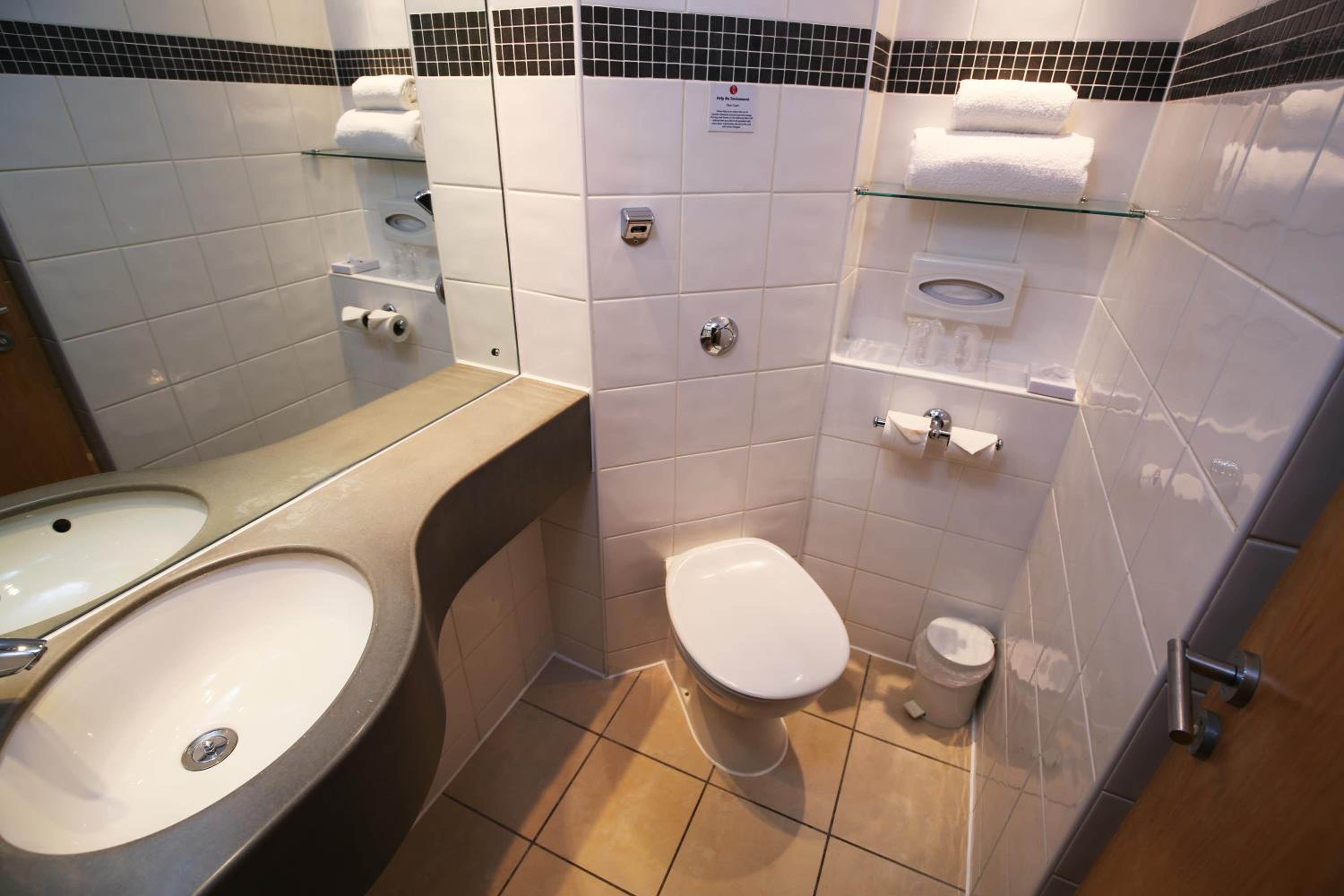 Double Room - Non Smoking - Photo 9
