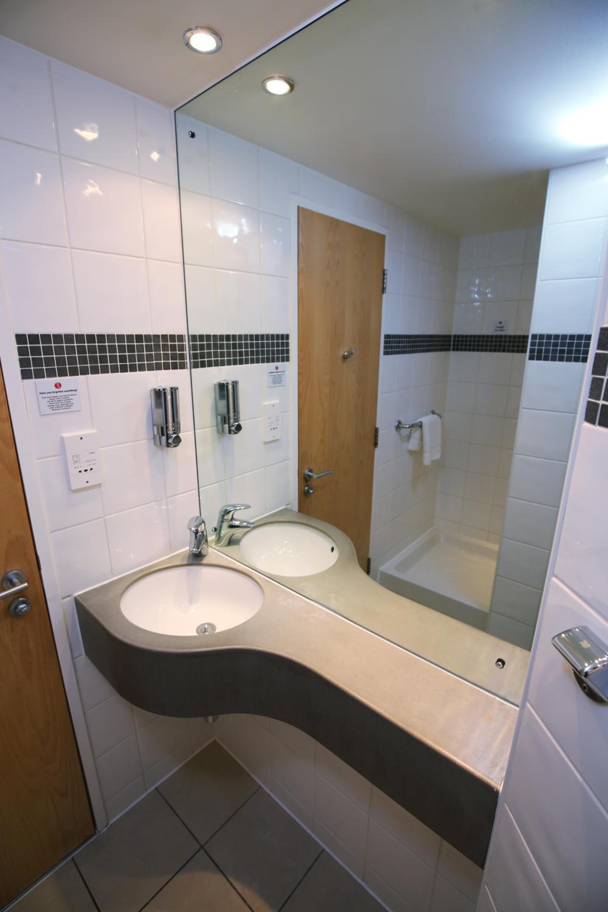 Double Room - Non Smoking - Photo 7