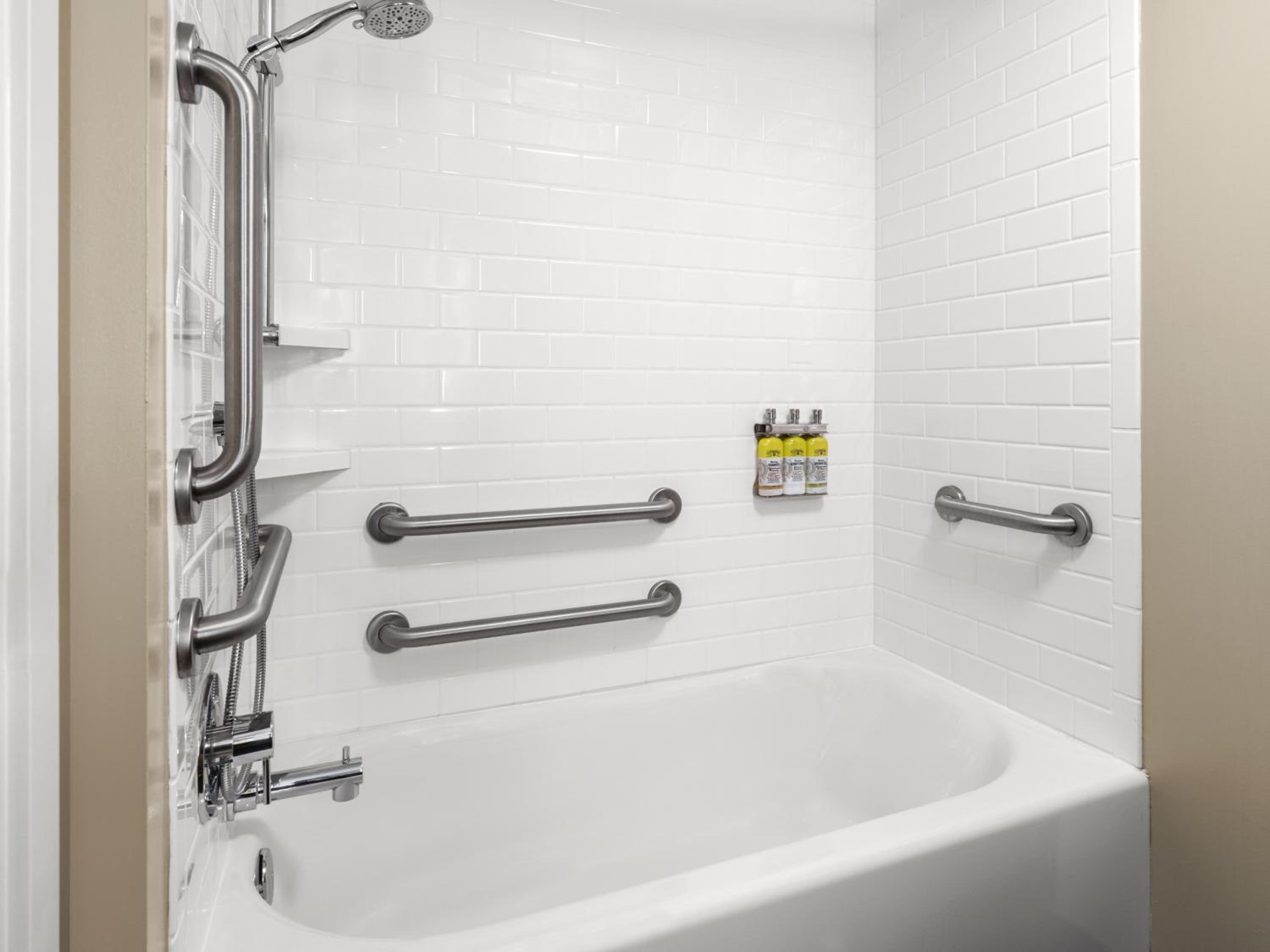 One-Bedroom Suite with King Bed Mobility Access Tub - Non-Smoking photo 2