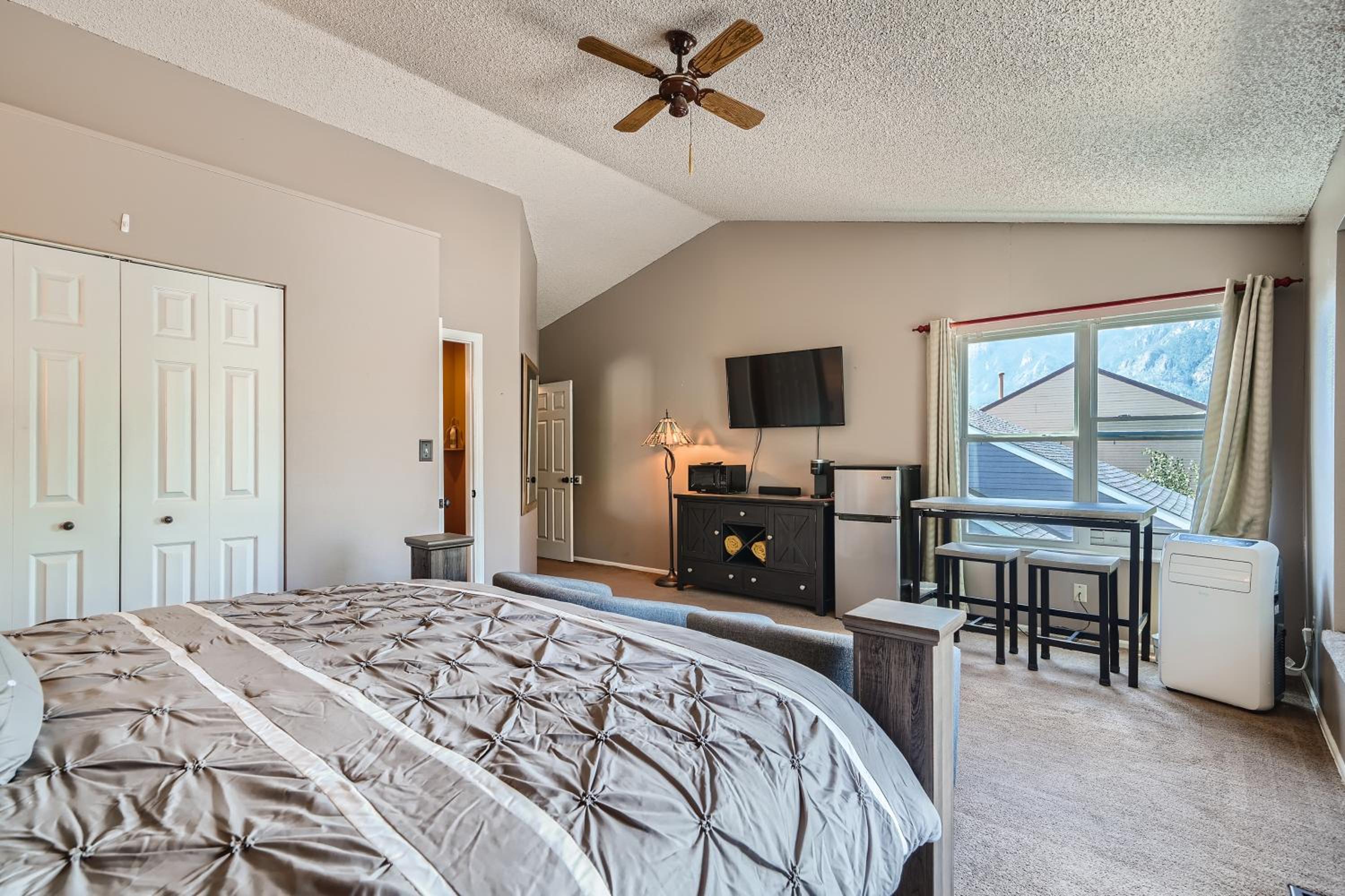 King Room with Mountain View photo 2