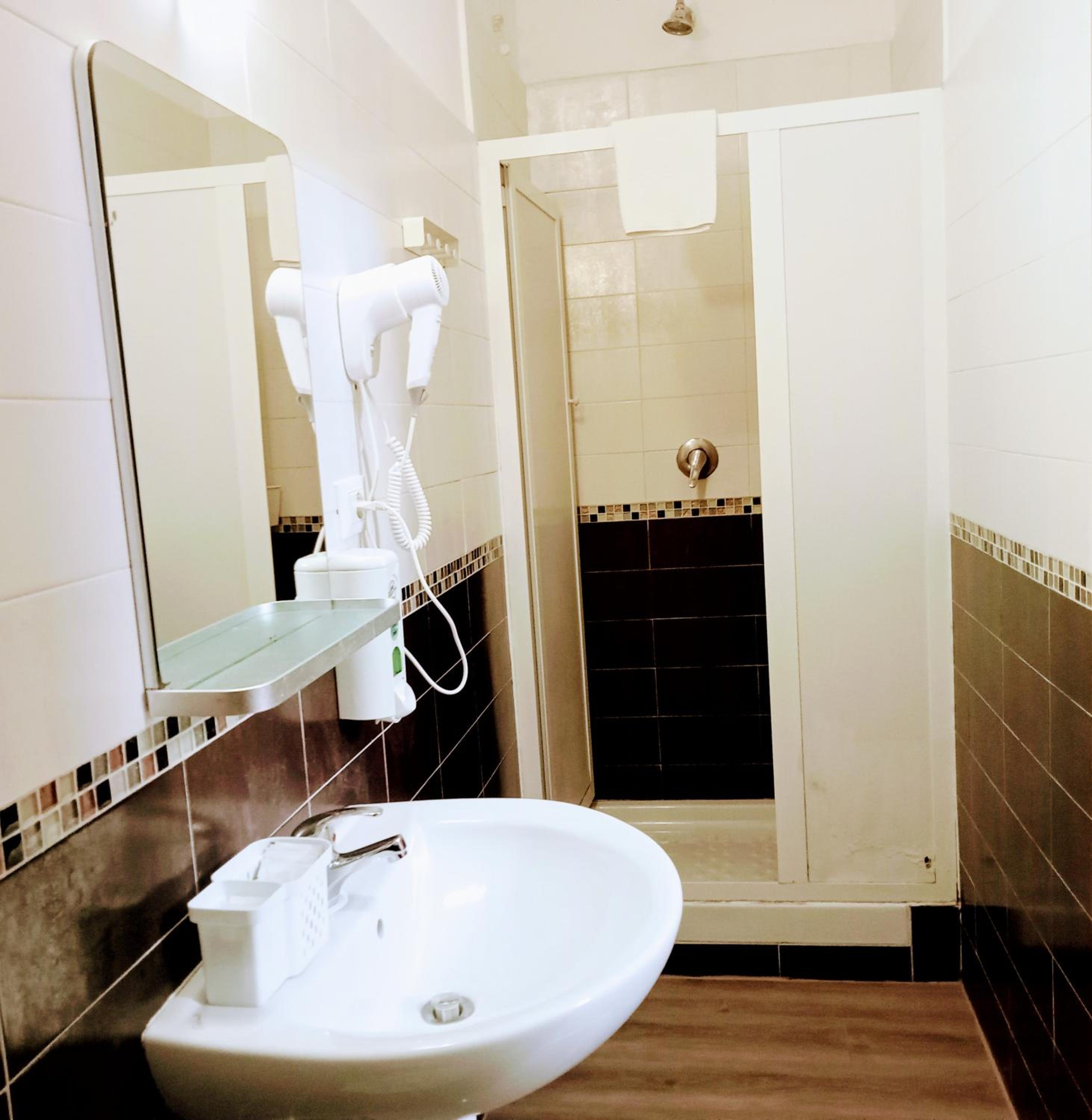 Quadruple Room with Private Bathroom photo 2