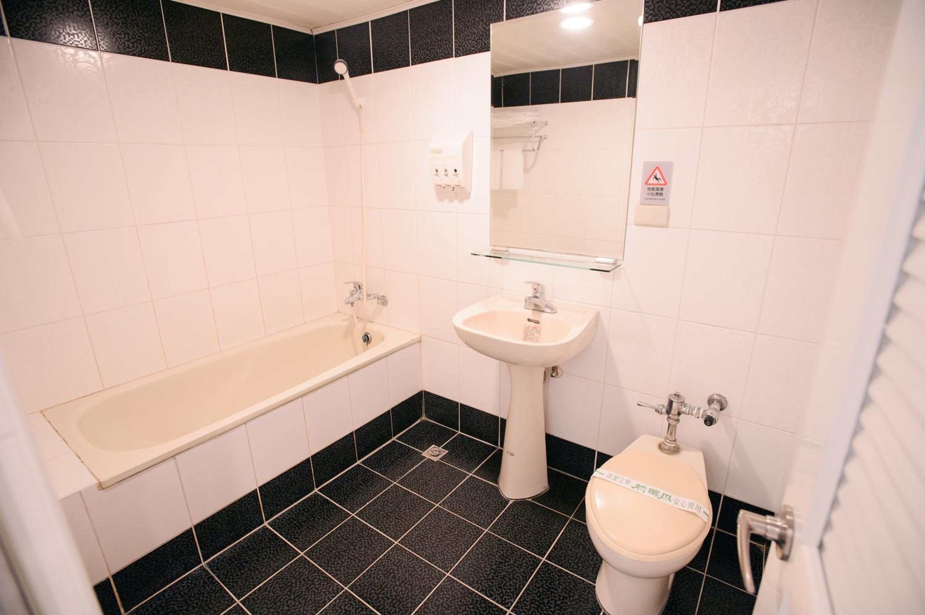 Standard Double Room - Photo 7