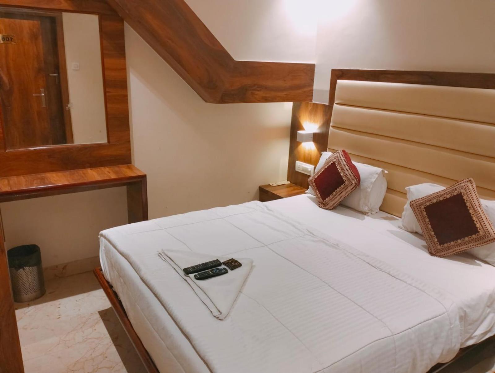 Deluxe Double Room - Photo 11