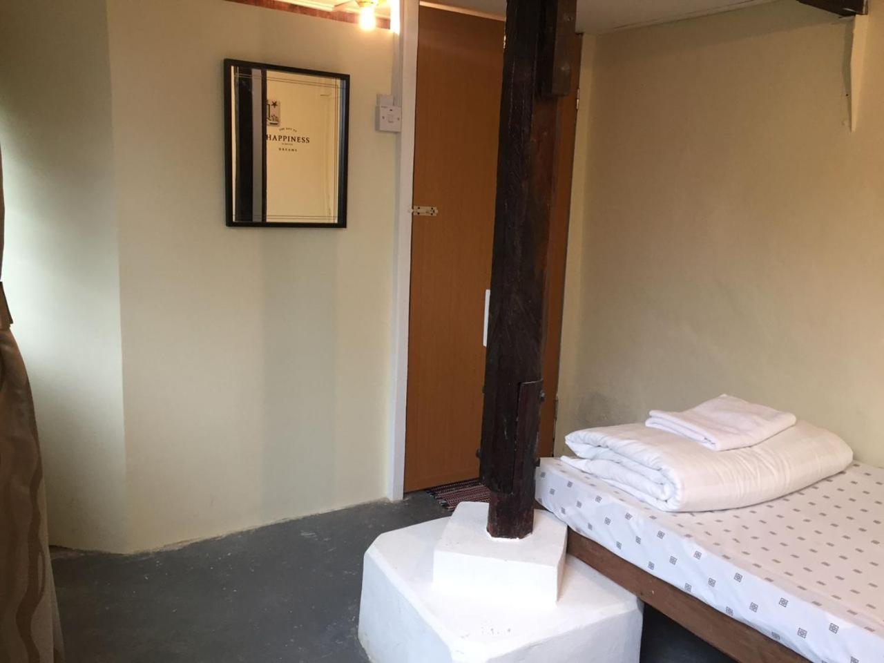 Single Room with Private Bathroom photo 3