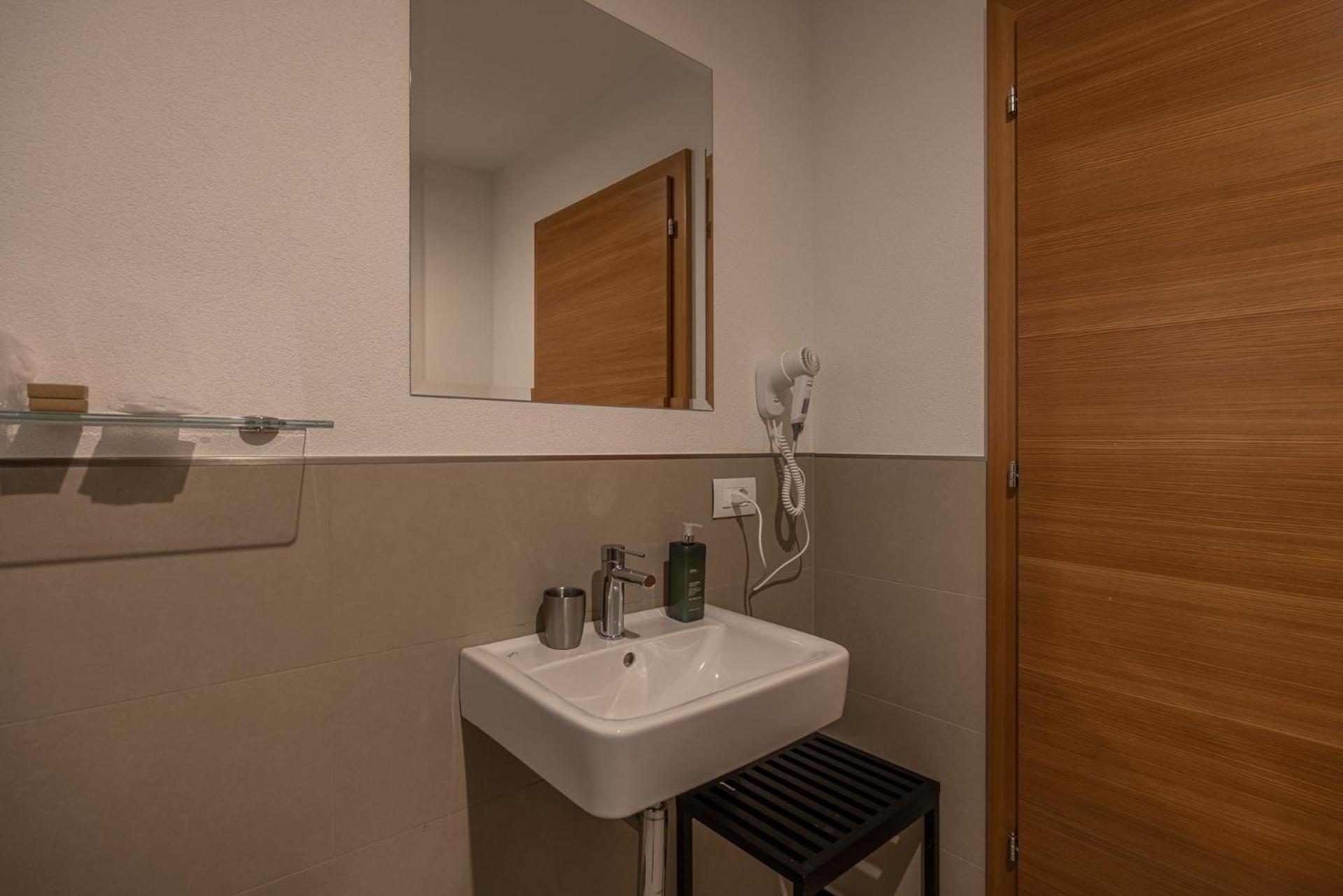 Deluxe Suite with Spa Bath - Photo 10