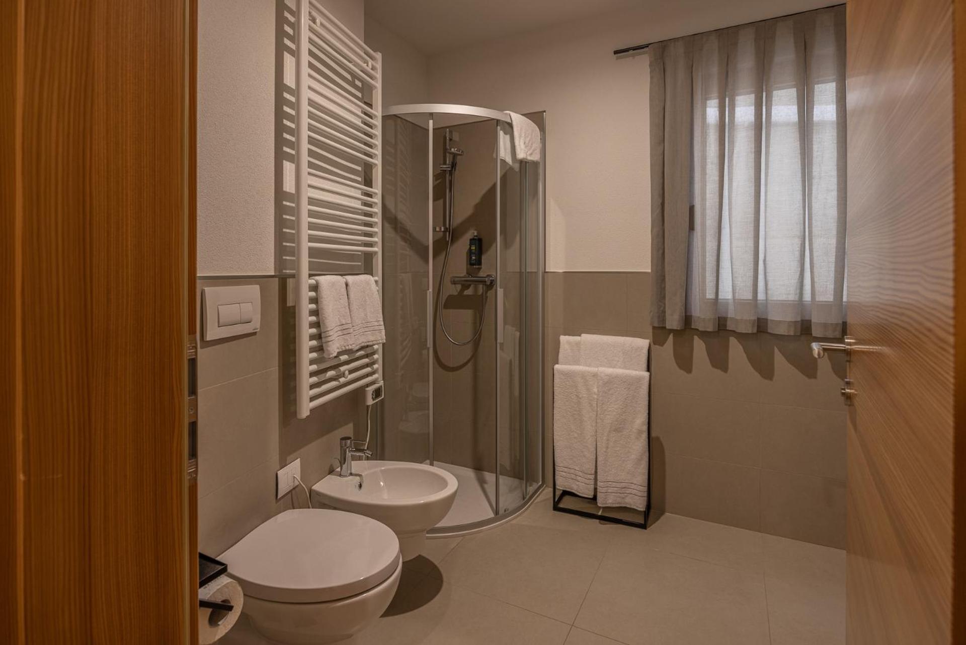 Deluxe Suite with Spa Bath - Photo 9