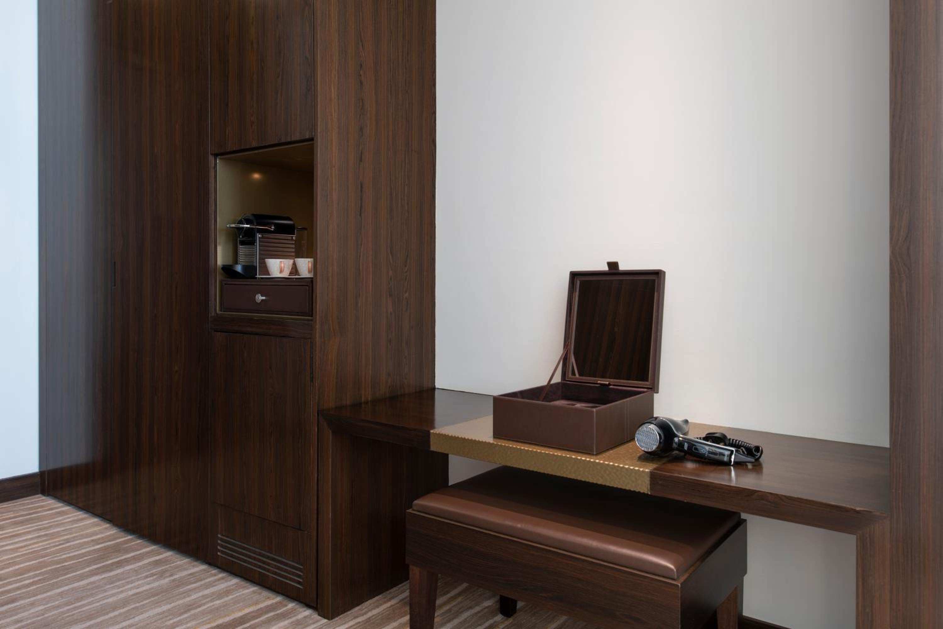 Superior King Room Corniche View