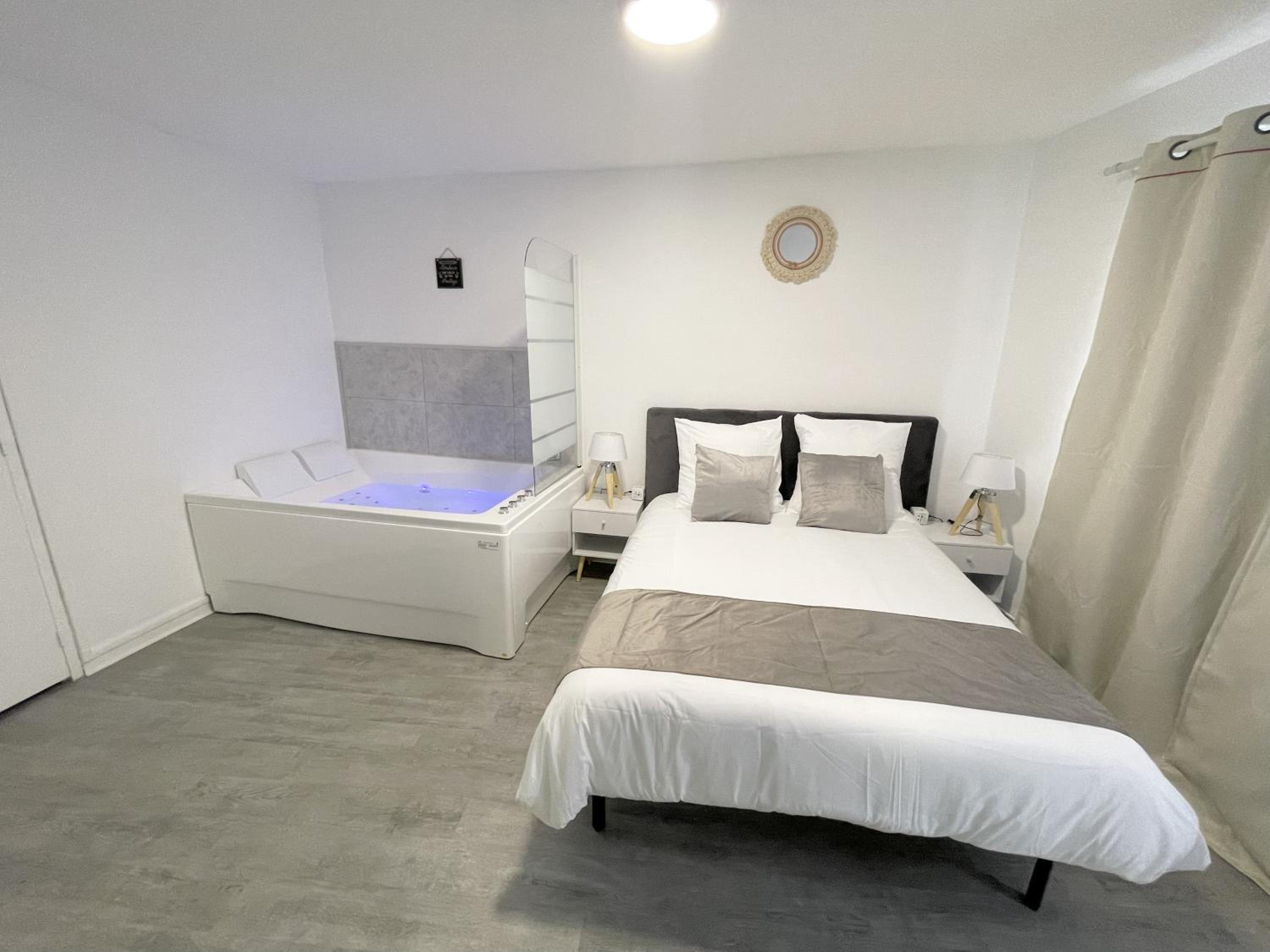 One-Bedroom Apartment - Photo 6
