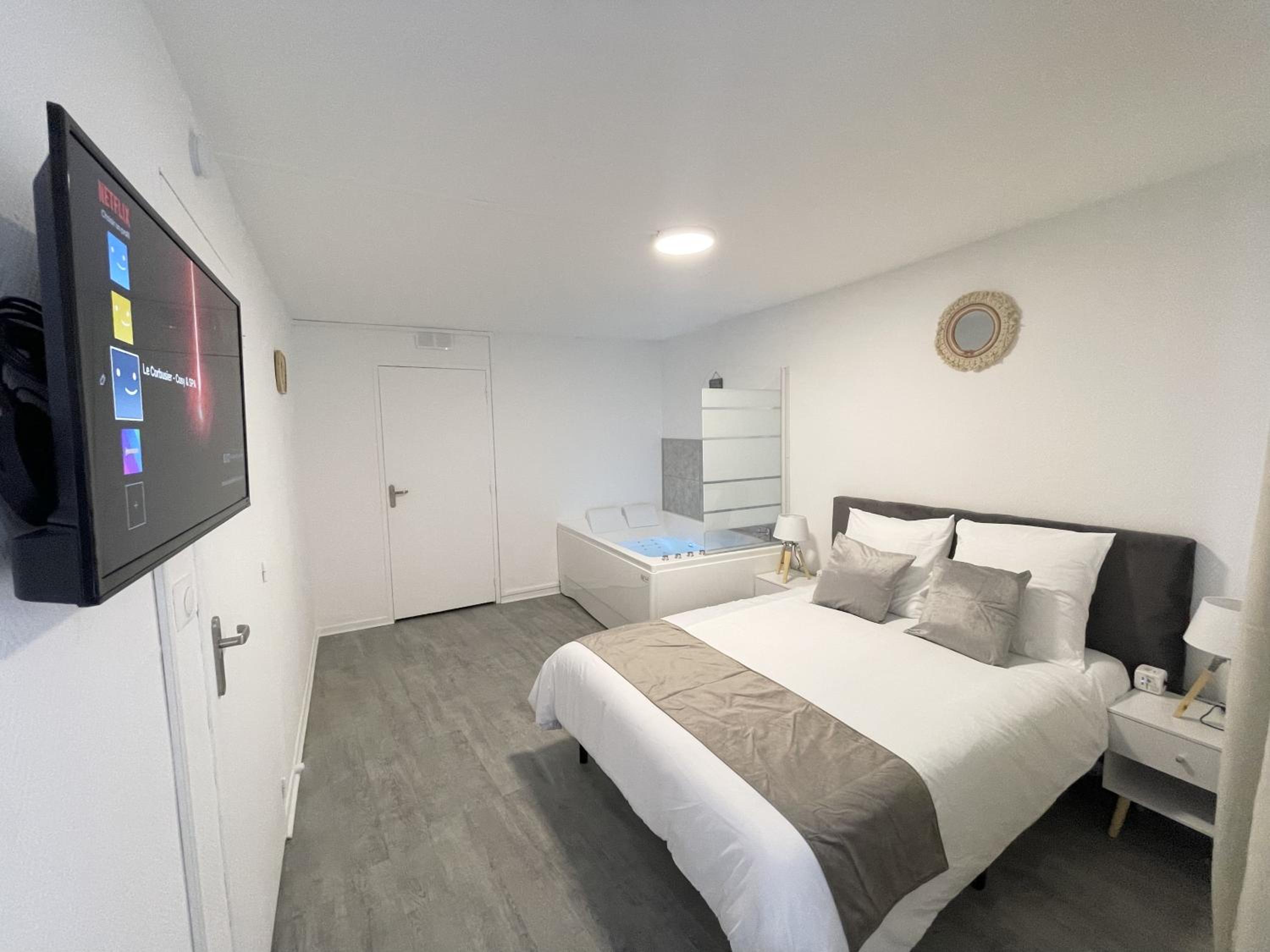 One-Bedroom Apartment - Photo 1