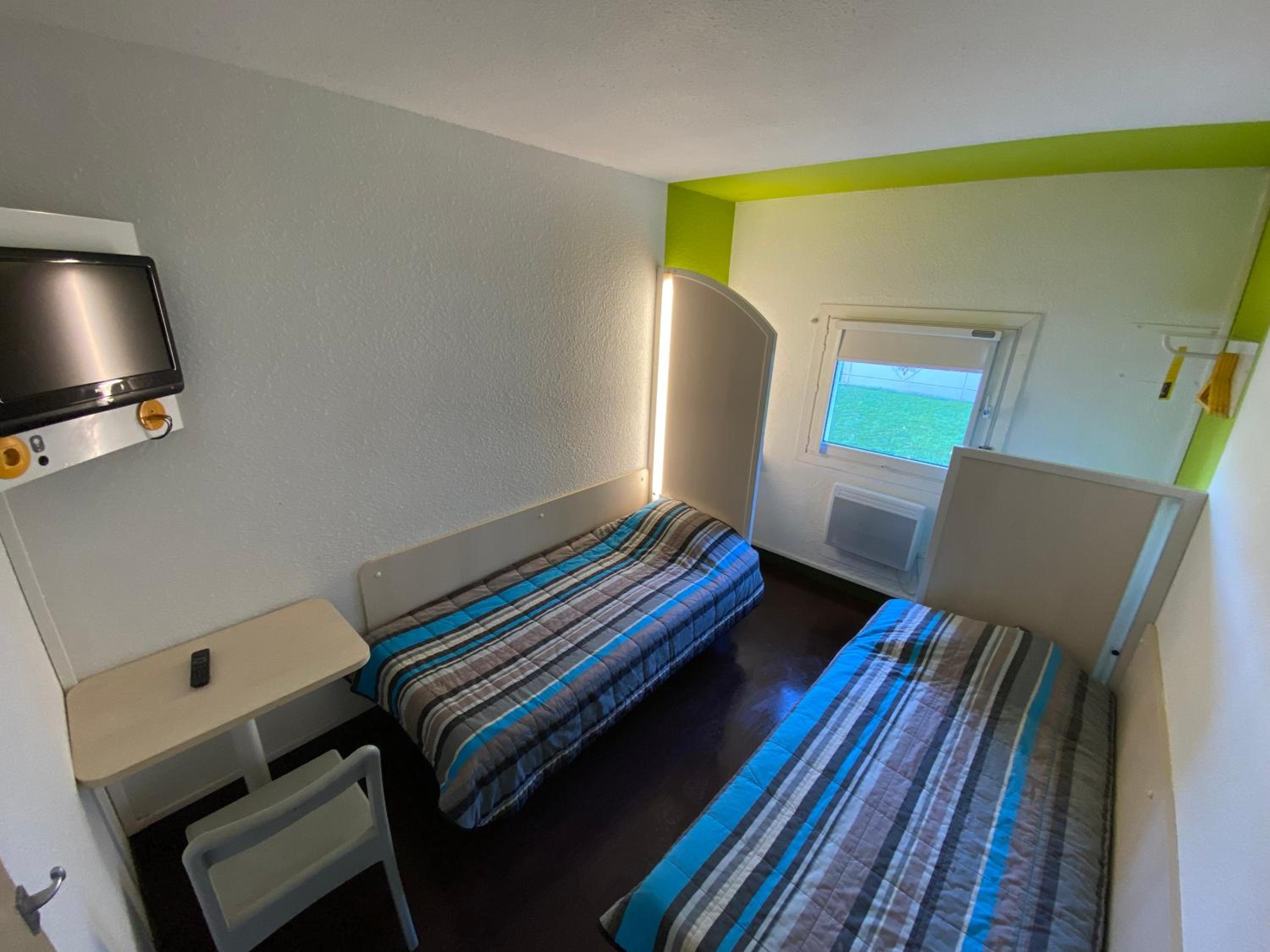 Twin Room with Shared Bathroom photo 2