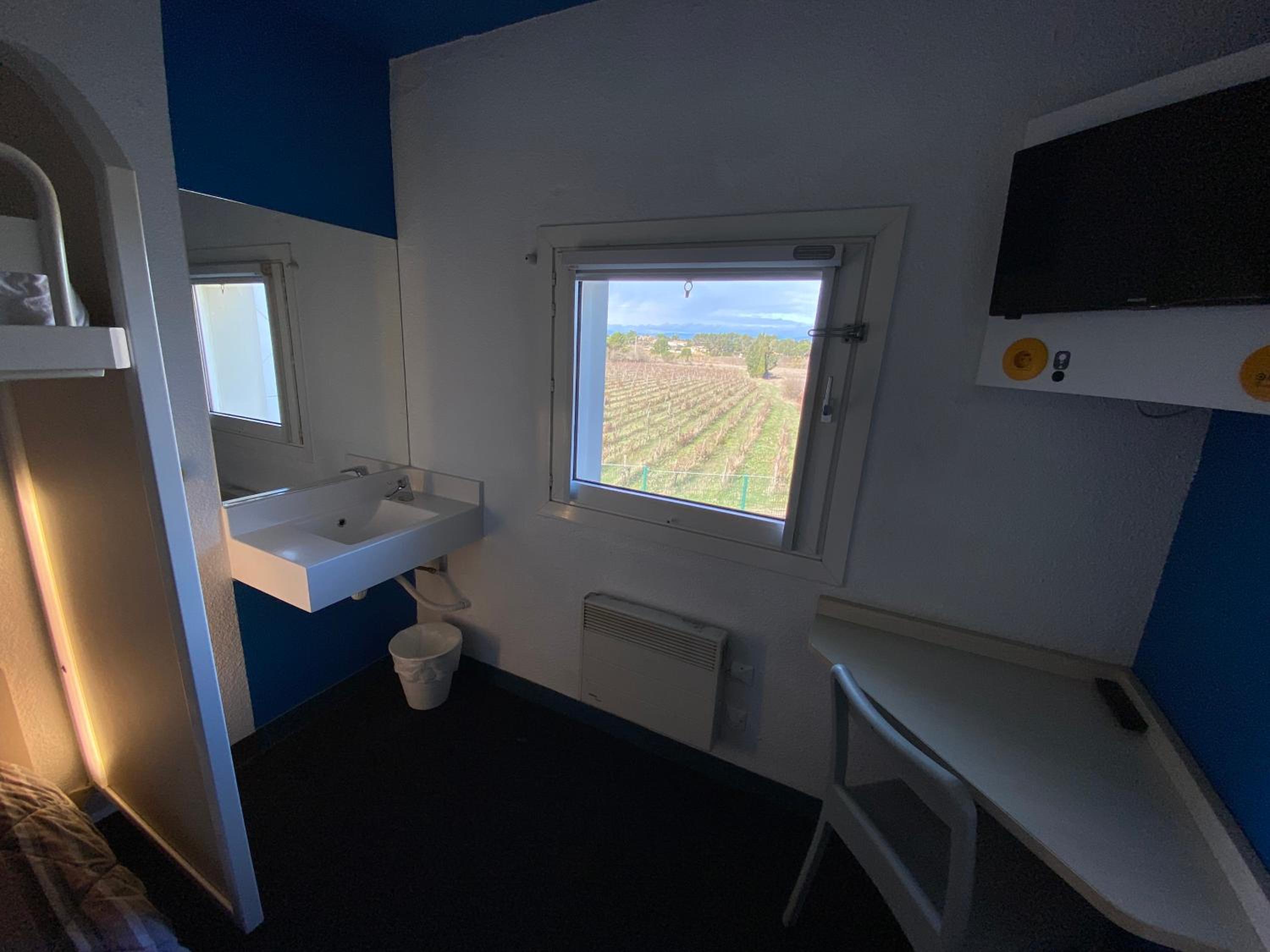 Double Room with Shared Bathroom photo 2