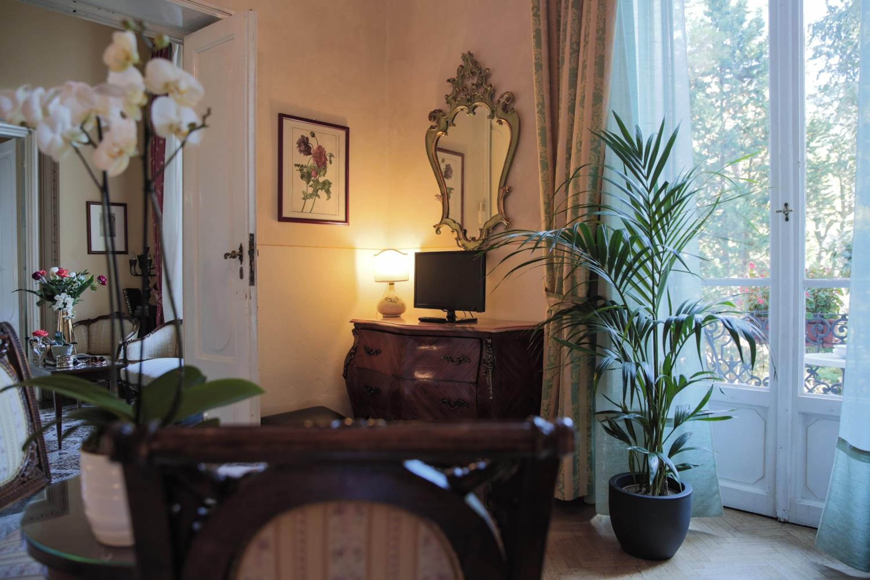 Superior Double Room thumbnail 6