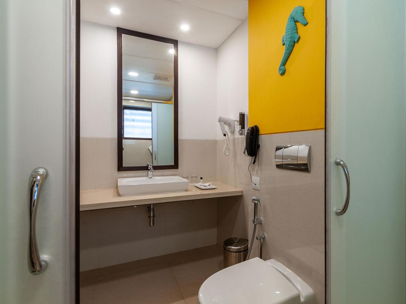 Pool Side Room - Photo 10