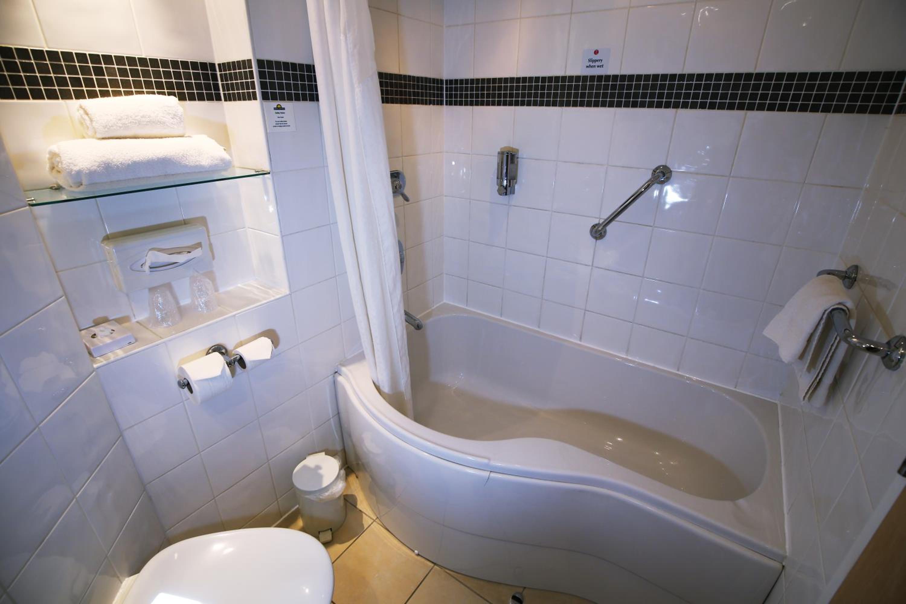 Twin Room - Non Smoking - Photo 9