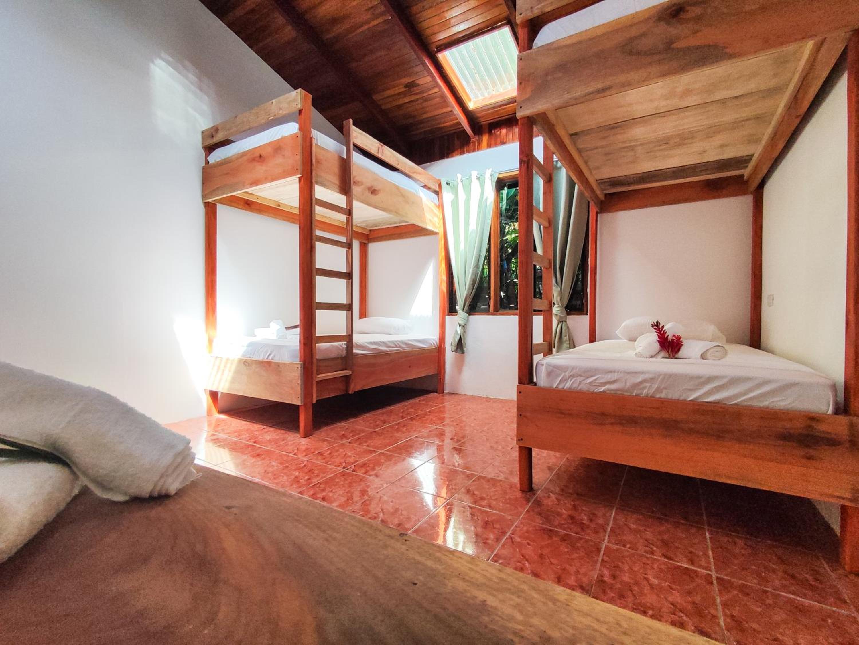 Quadruple Room with Shared Bathroom photo 3