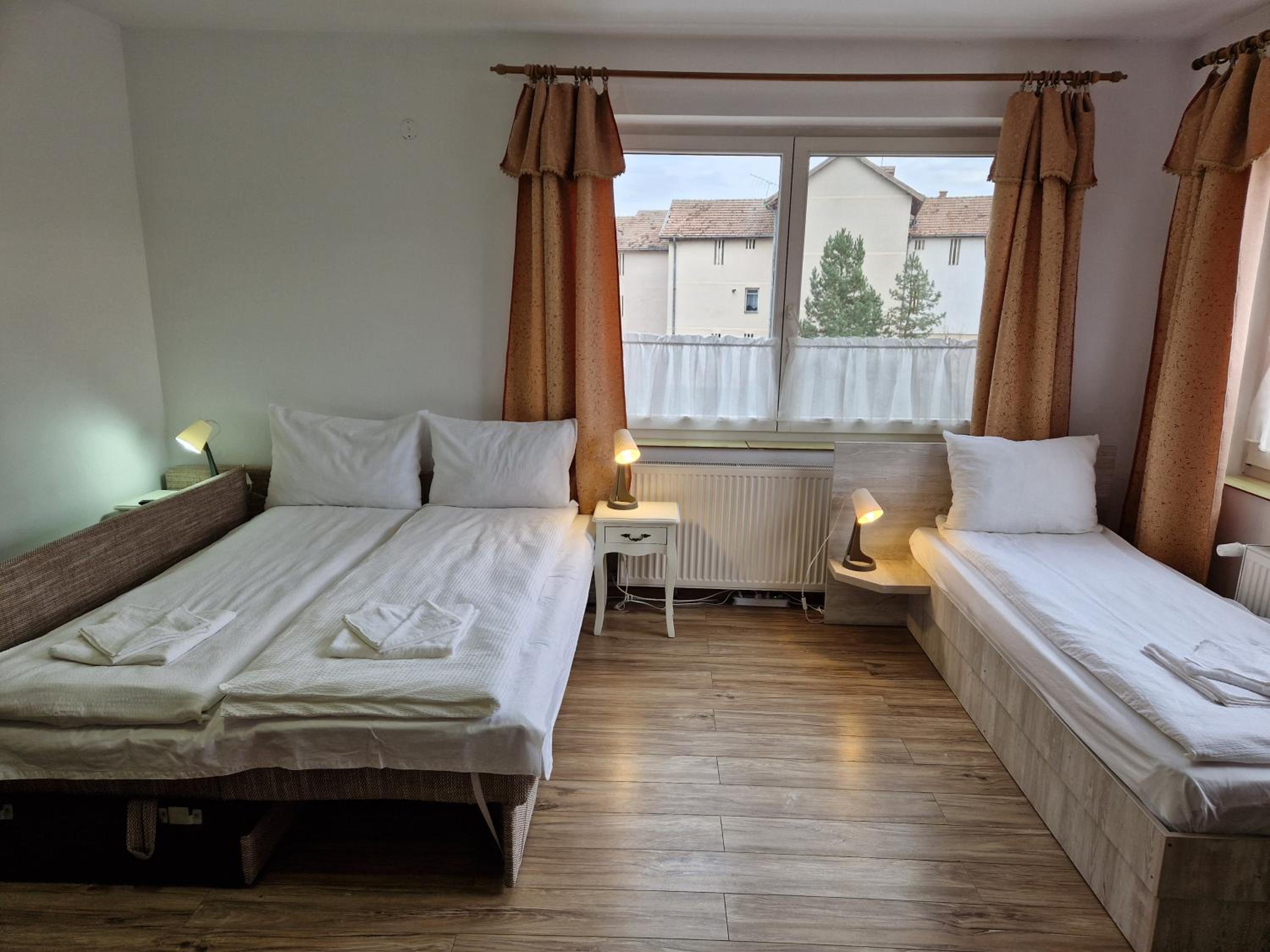 Economy Quadruple Room - Photo 4
