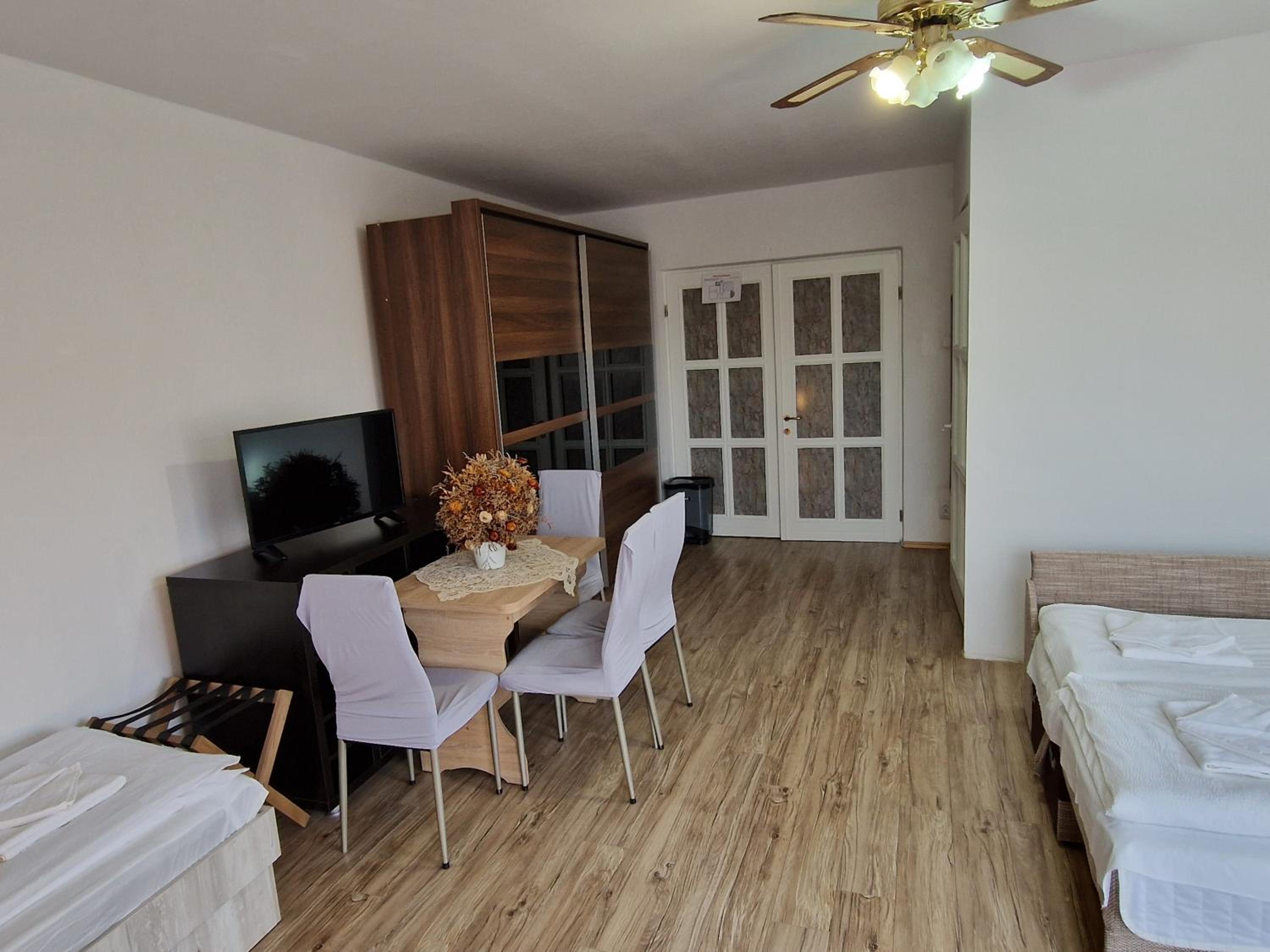 Economy Quadruple Room - Photo 9