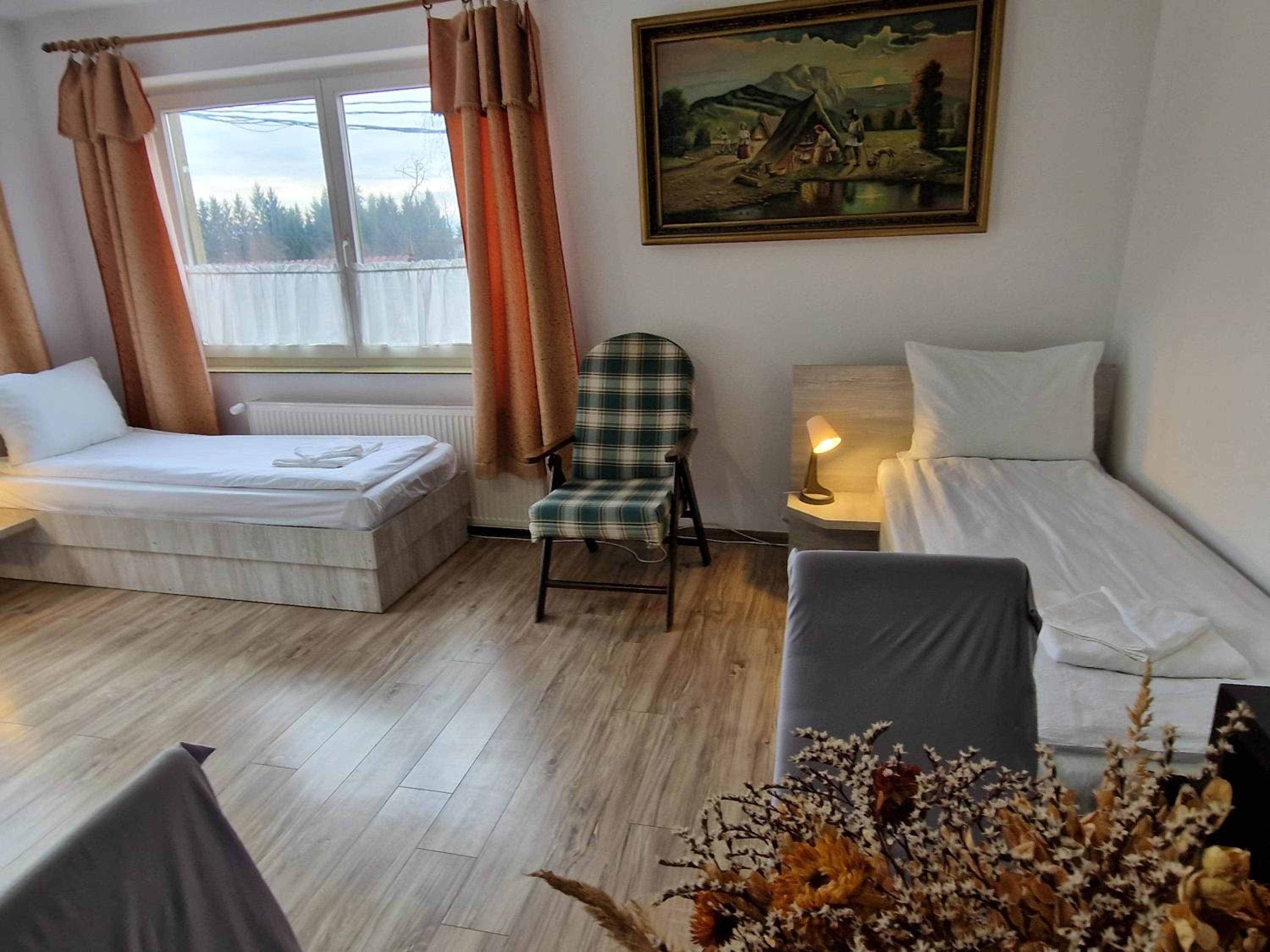 Economy Quadruple Room - Photo 5