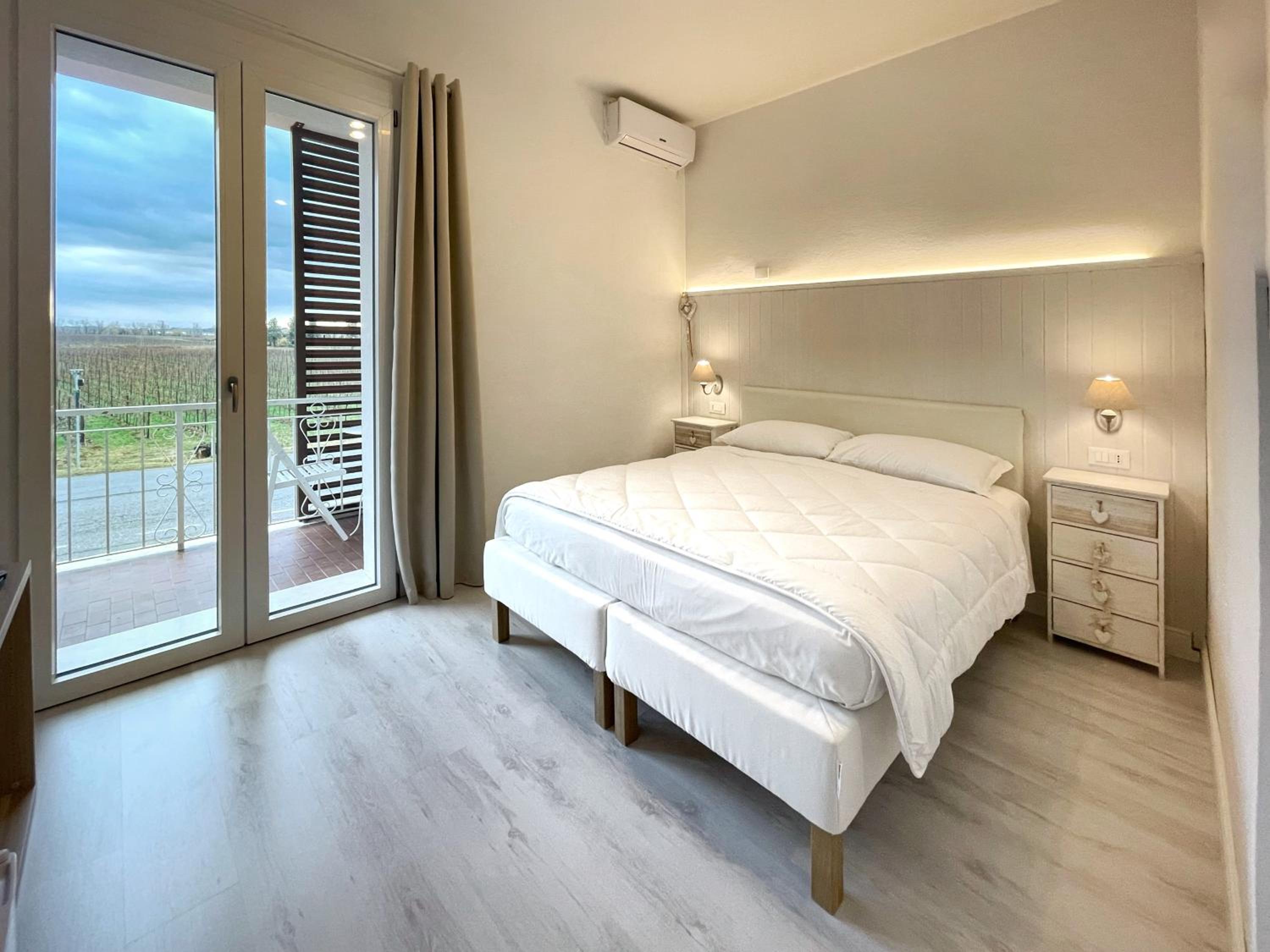 Deluxe Double Room with Balcony photo 3