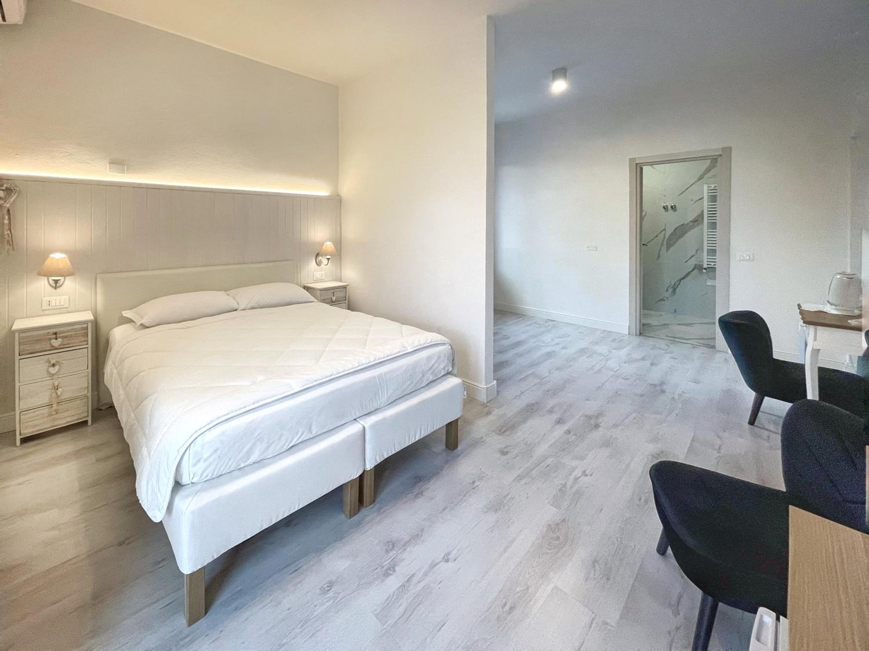 Deluxe Double Room with Balcony photo 2