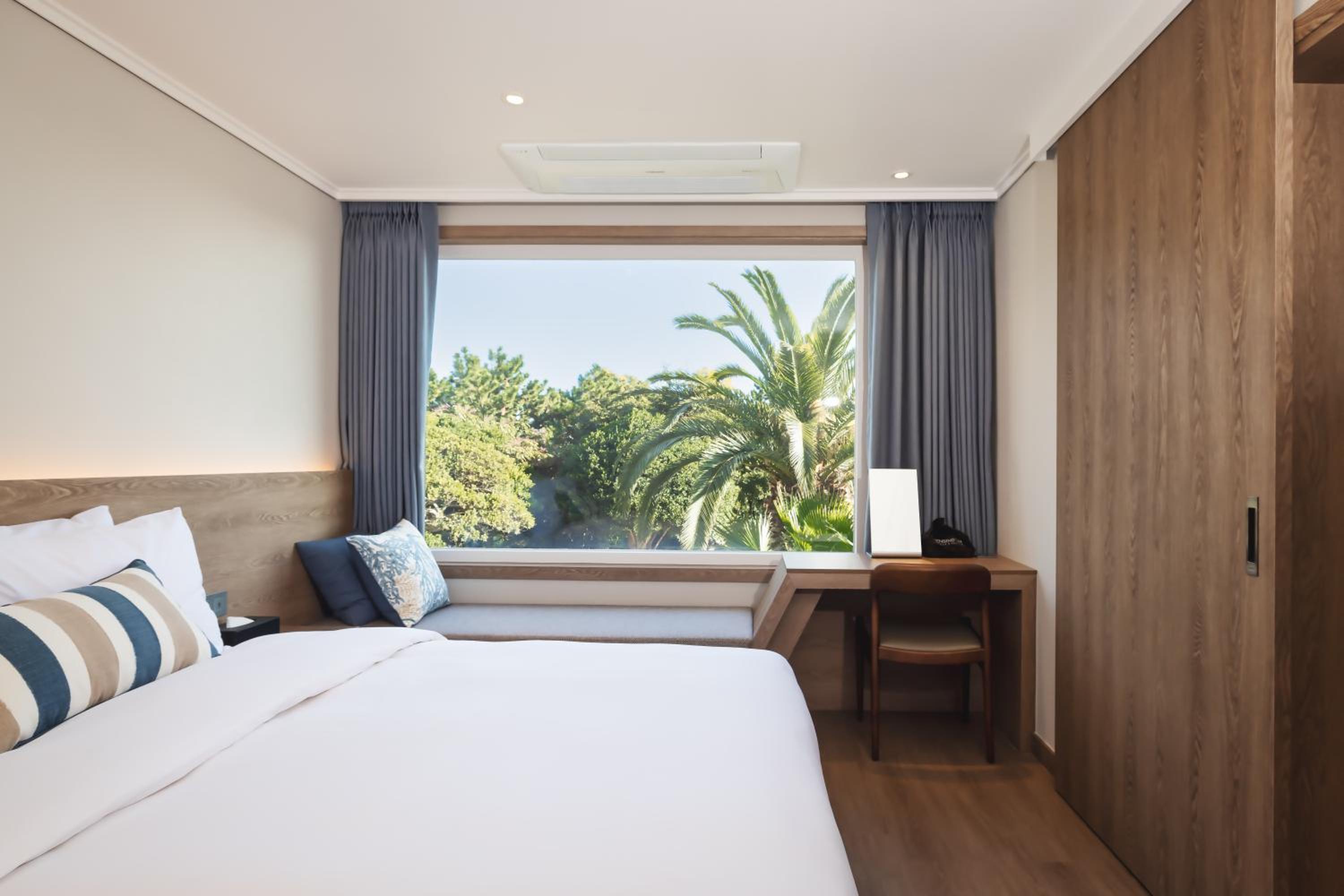 Special Offer - Kensington Premier Garden - Breakfast for 2 + Pool Access for 2