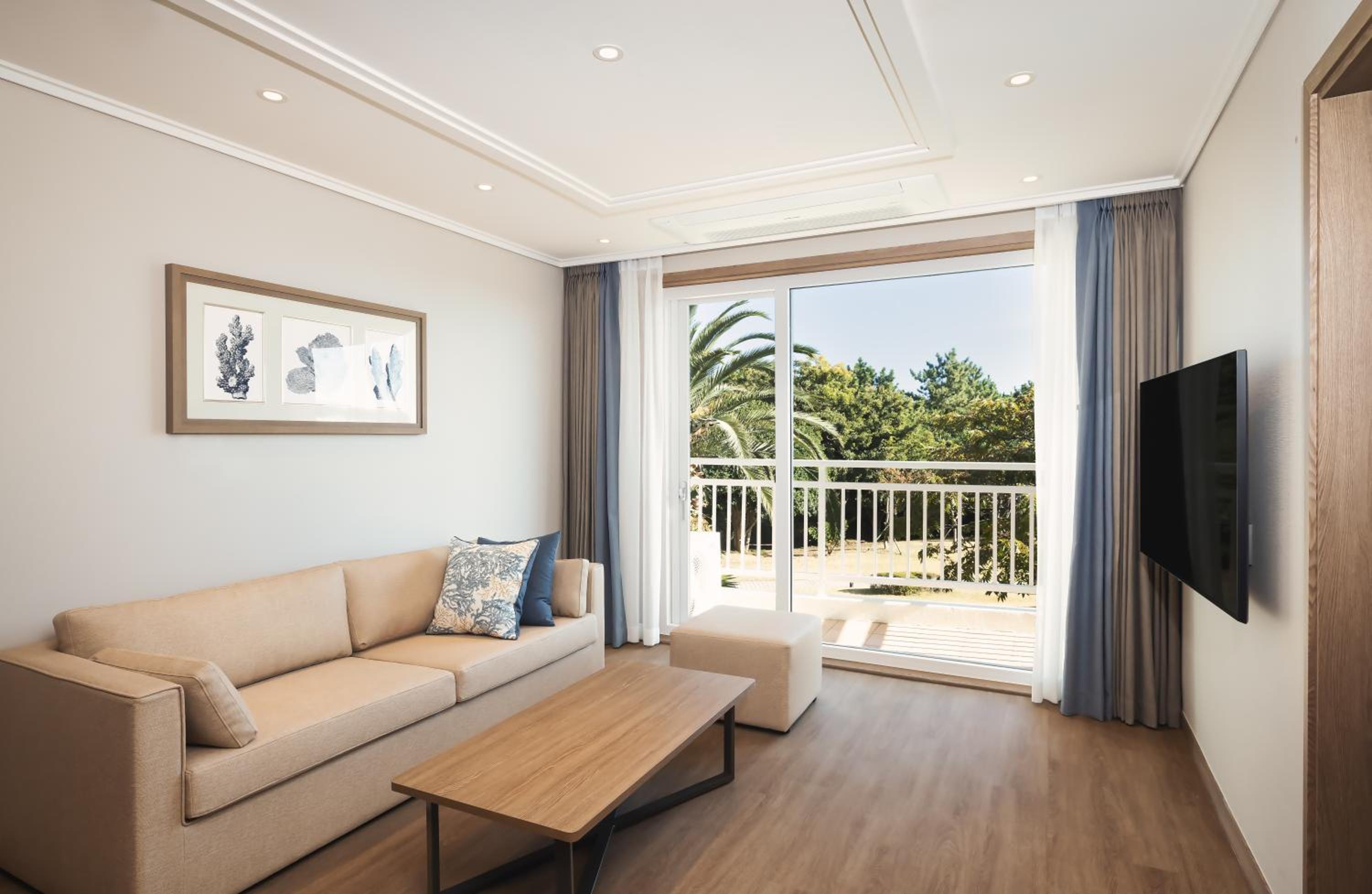 Kensington Premier Garden - Fully Renovated Room, Free Mini-bar photo 2