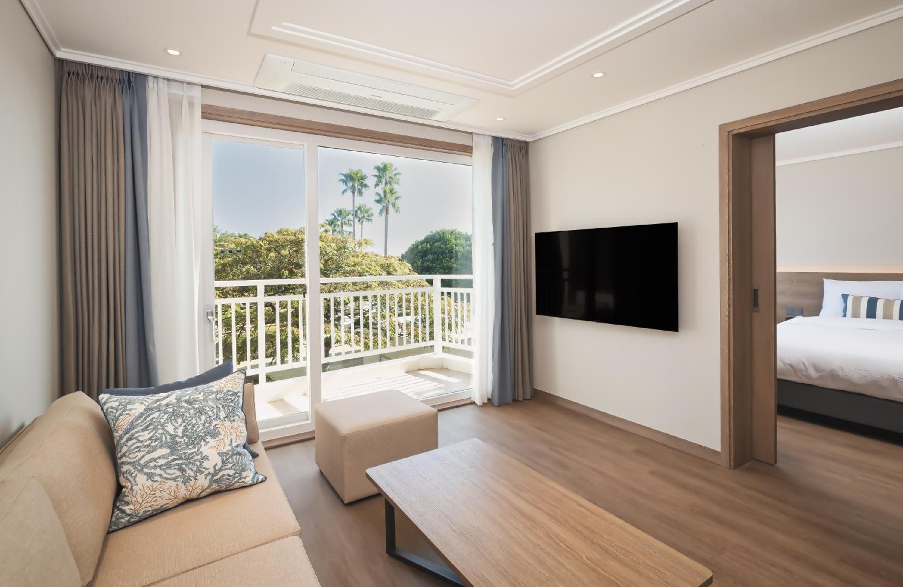 Kensington Premier Garden - Fully Renovated Room, Free Mini-bar photo 3