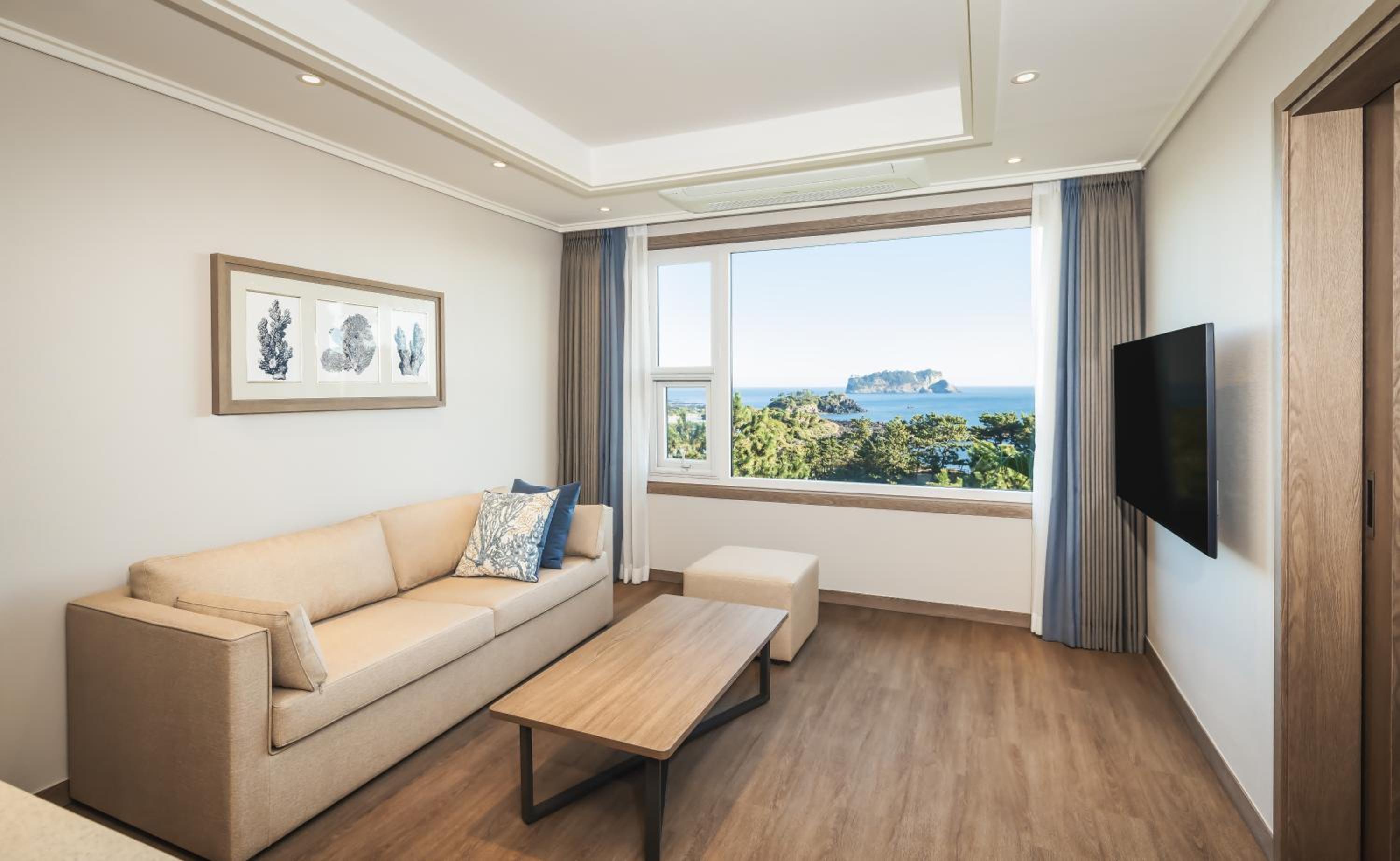 Kensington Premier Ocean - Fully Renovated Room, Free Mini-bar photo 3