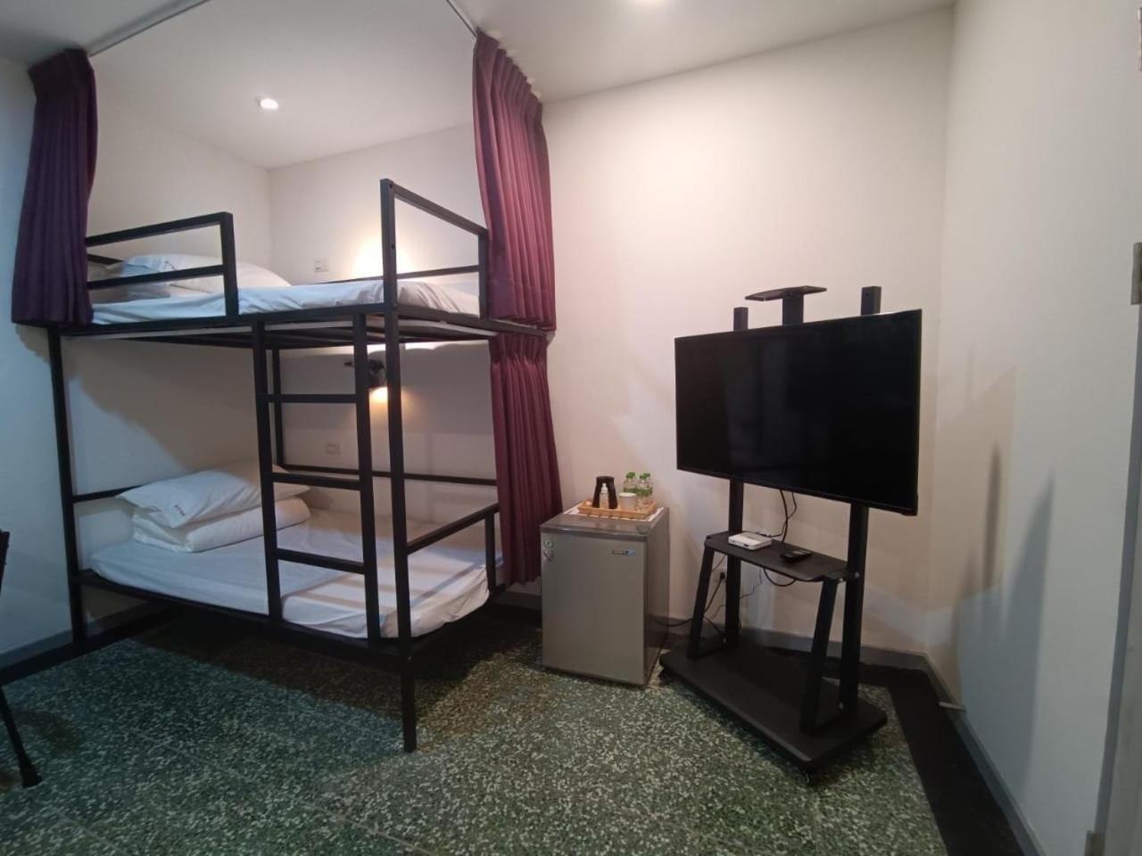 Quadruple Room with Private Bathroom photo 2