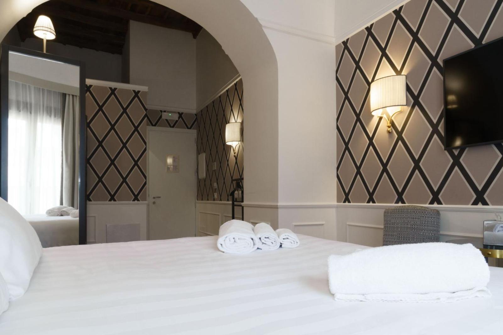 Standard Double Room thumbnail 5