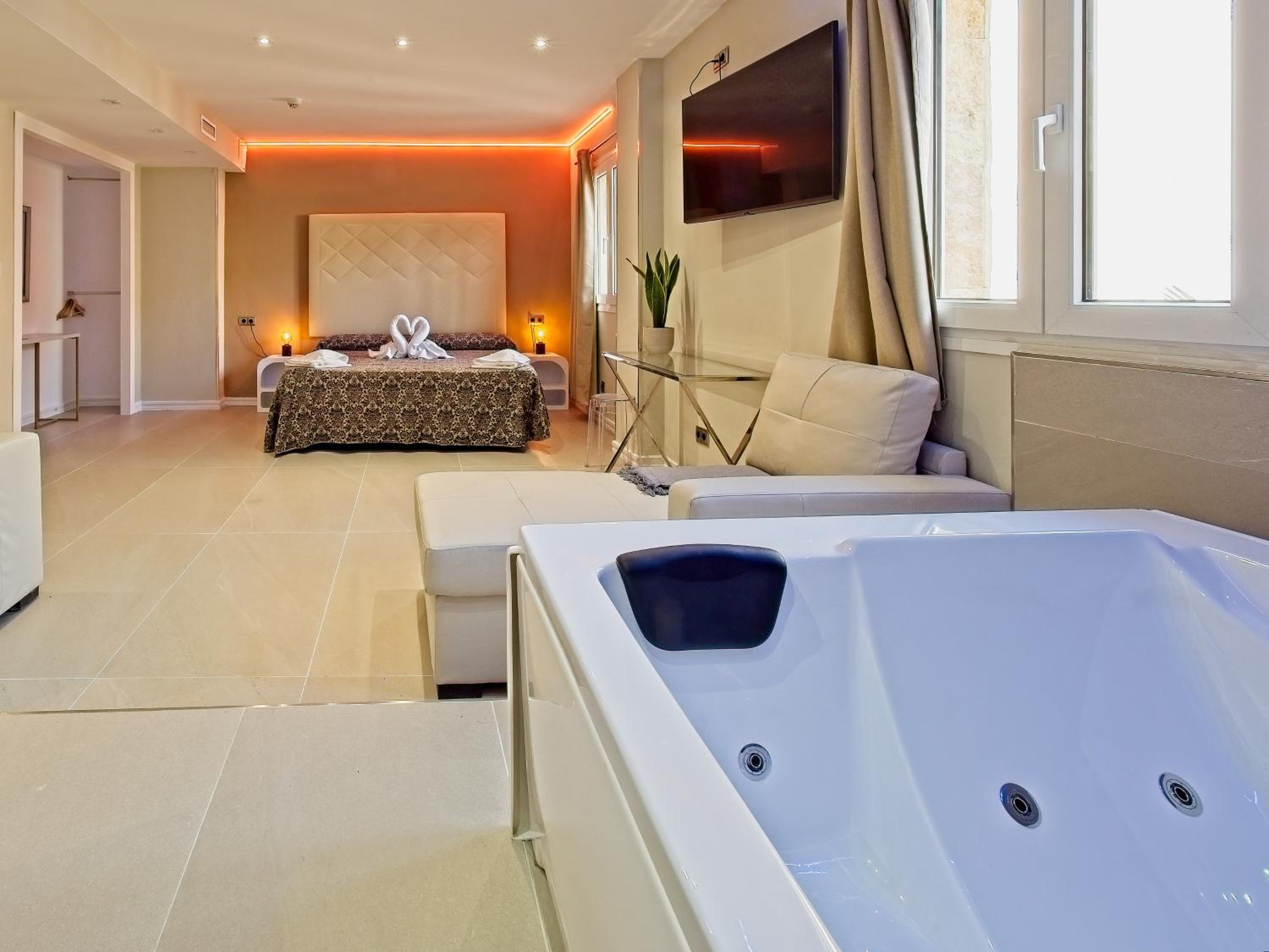 Habitación King con bañera de hidromasaje.