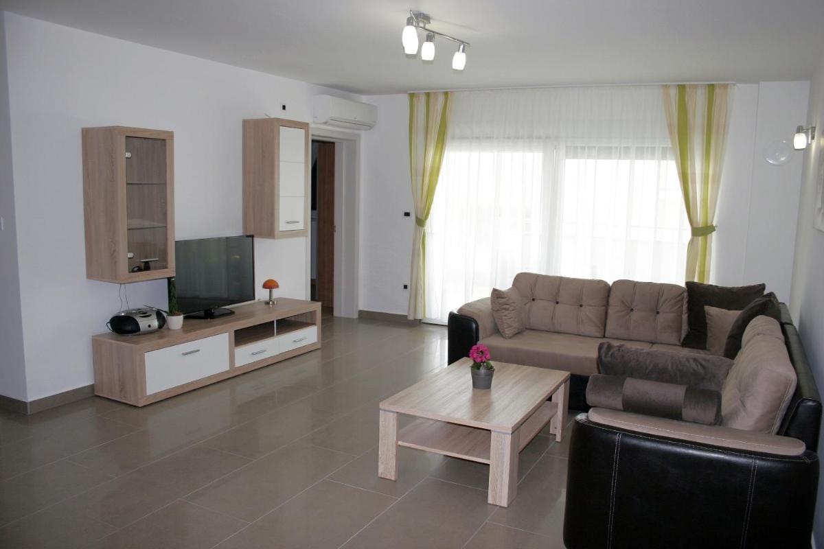 Three-Bedroom Apartment with Balcony and Garden View photo 3