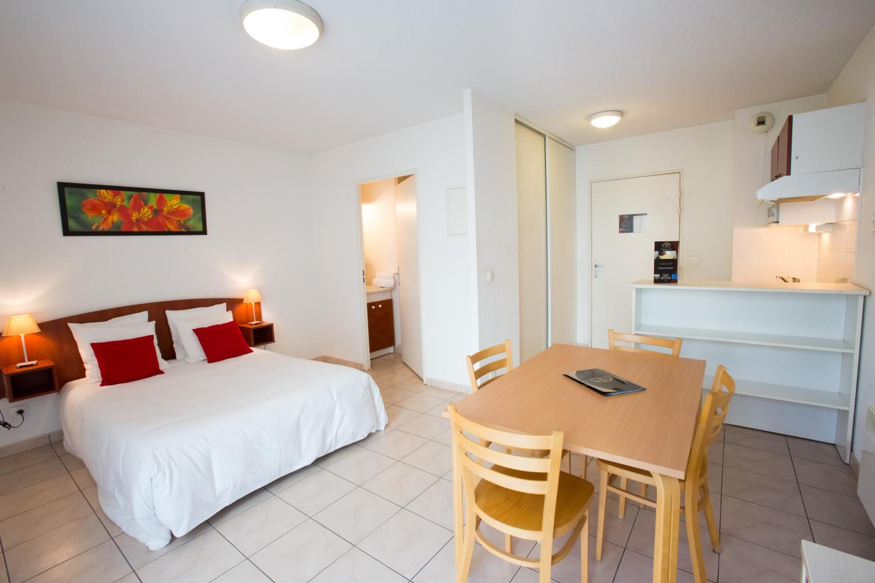 Studio with 1 Double Bed (1-2 Adults) photo 1