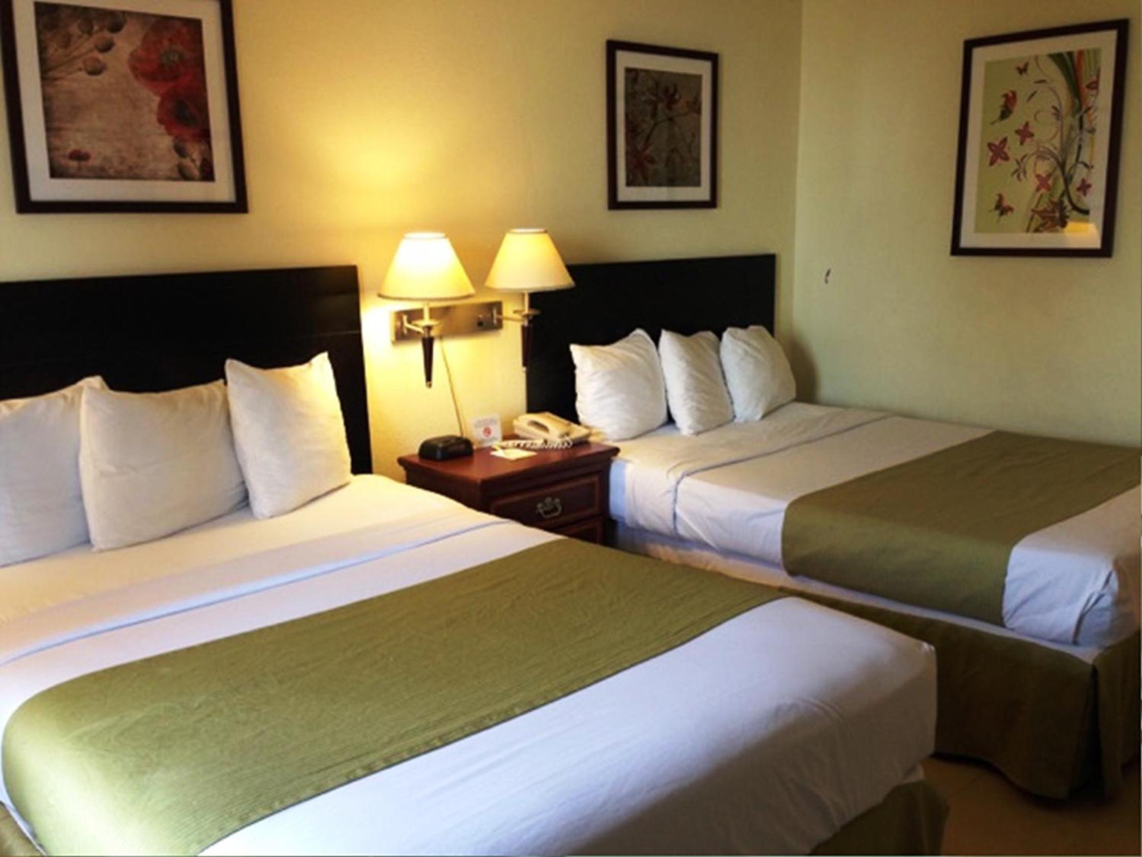 Double Room With Two Double Beds - Accessible/Non-Smoking photo 3