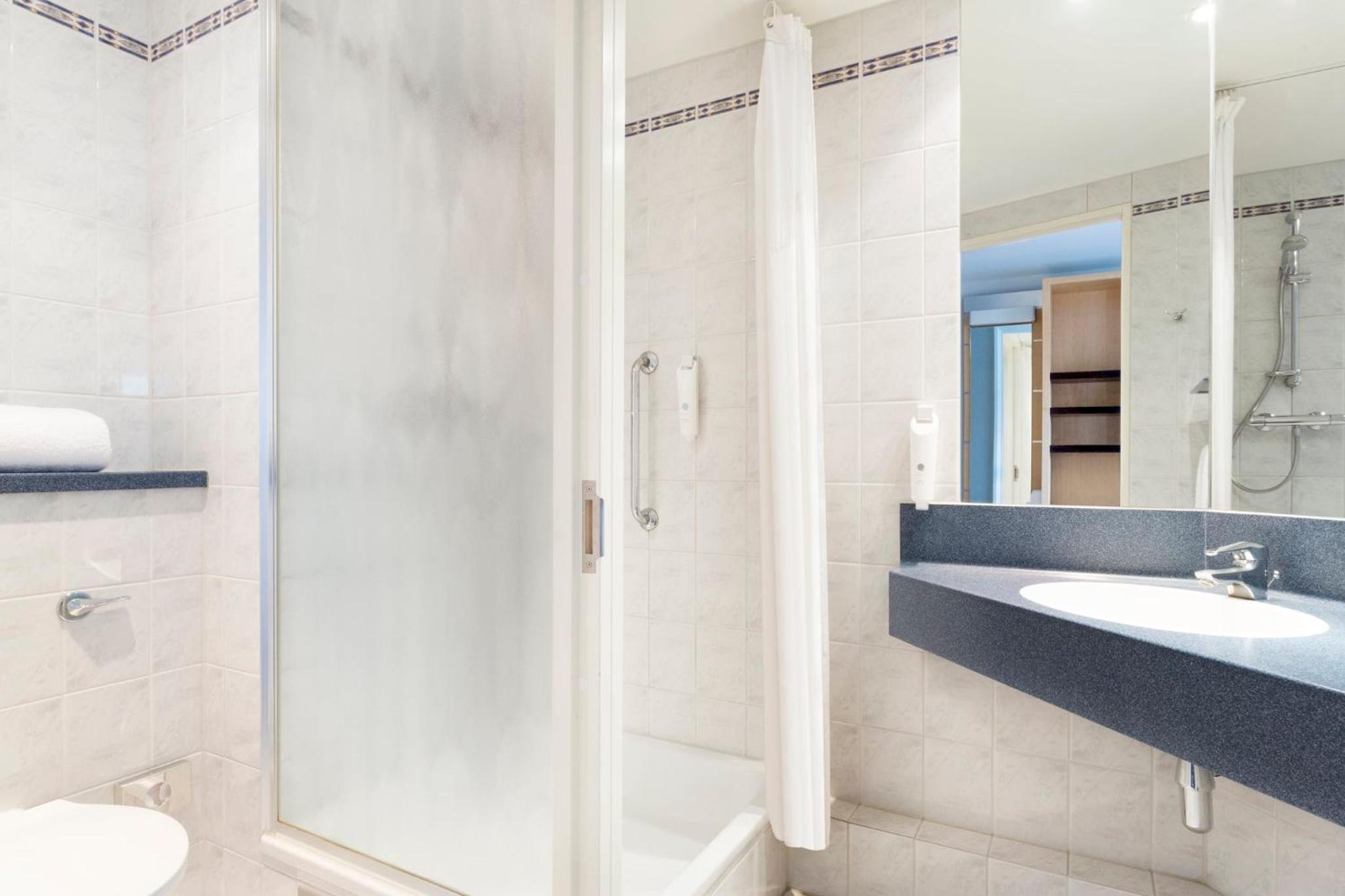 Standard Double Room with Free Hot Breakfast photo 3