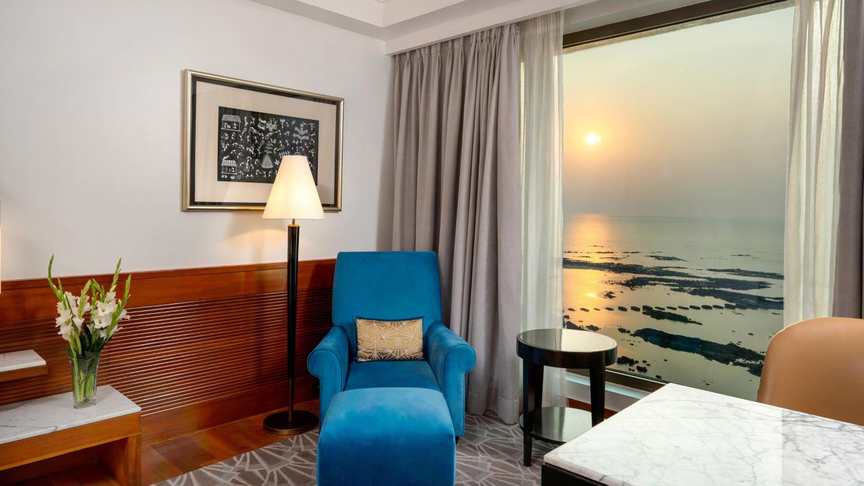 Premium King Room with Sea View - Photo 2