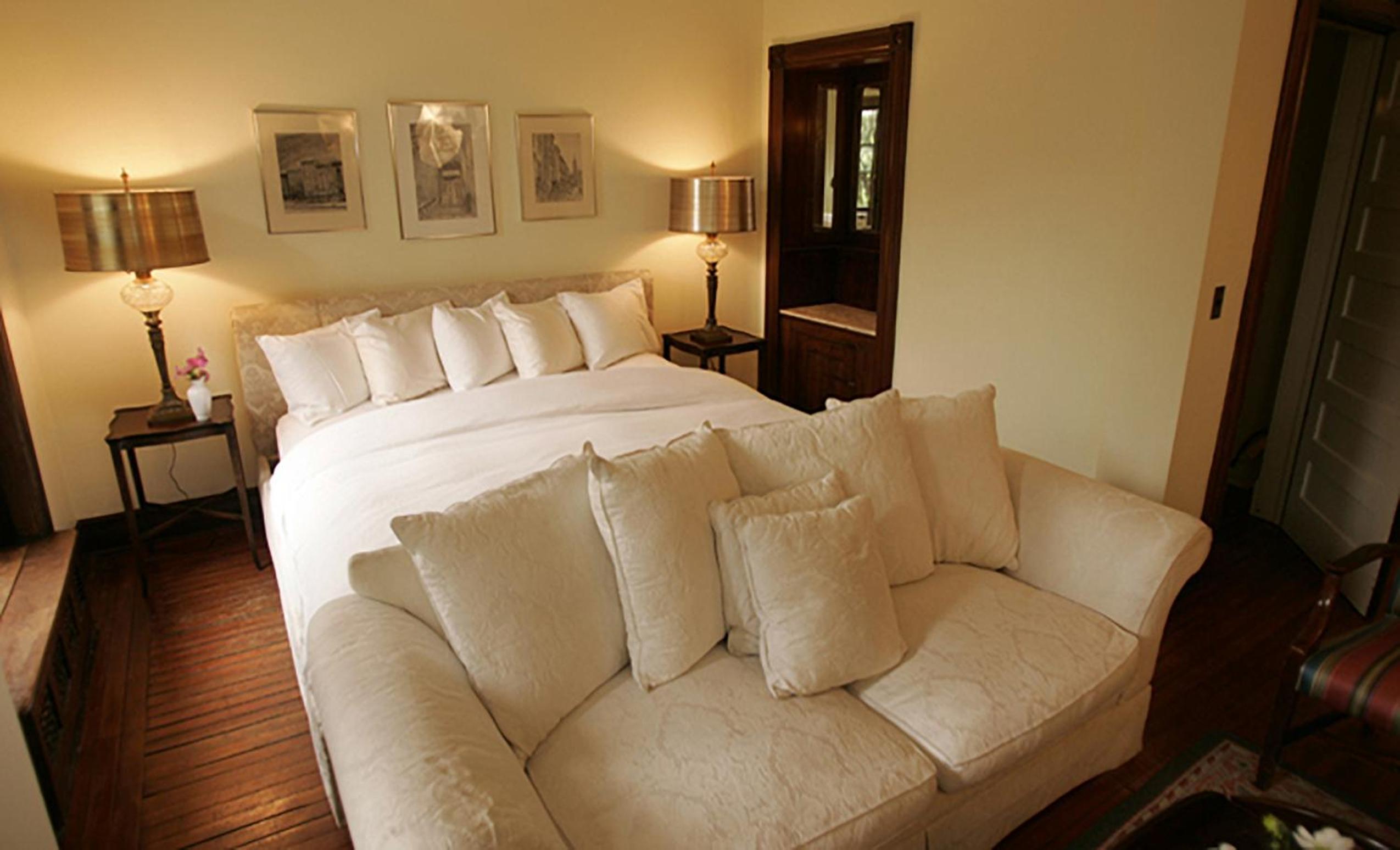 Deluxe King with Park View - Walk Up - Photo 1
