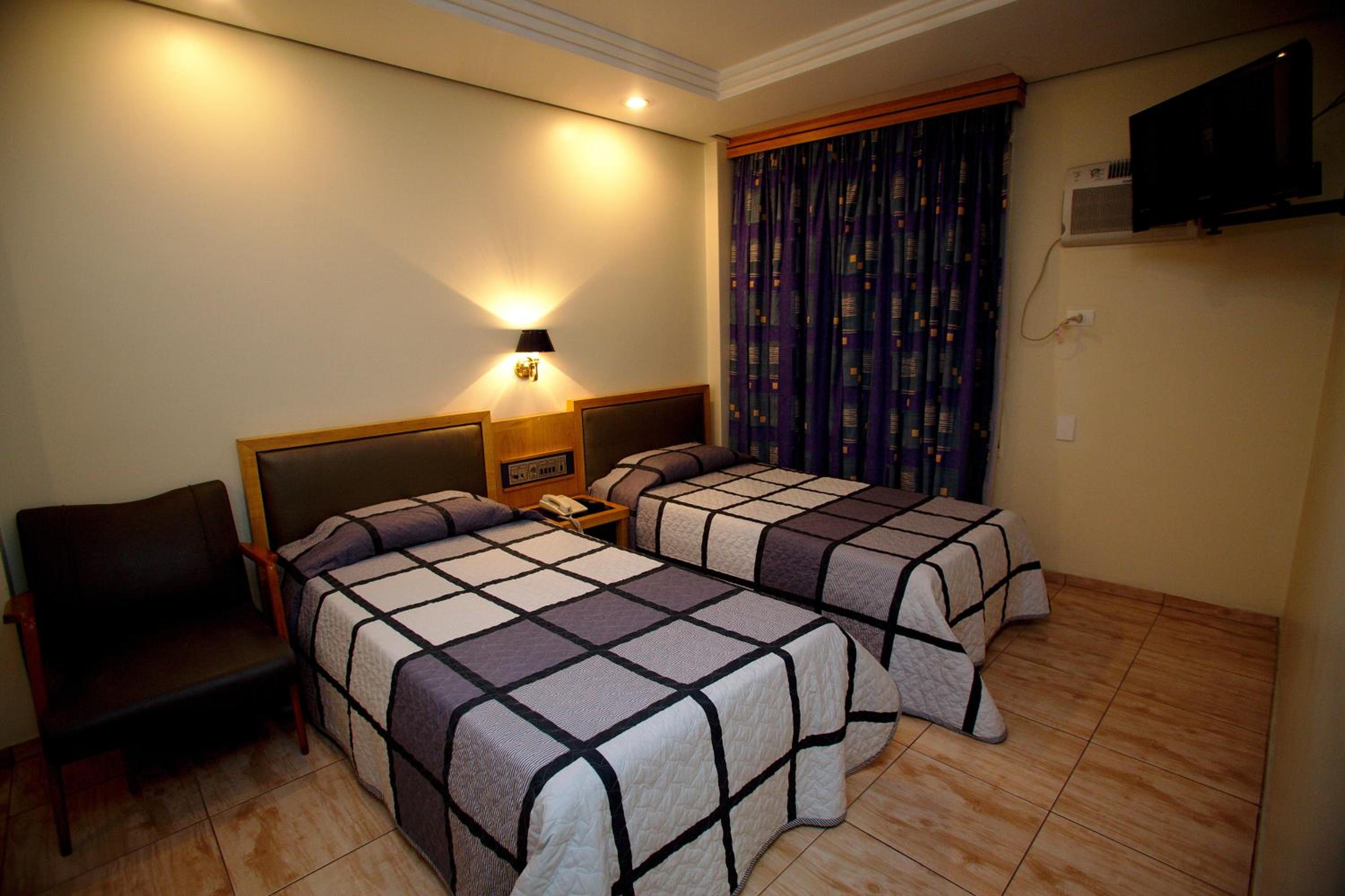 Standard Twin Room - Photo 9
