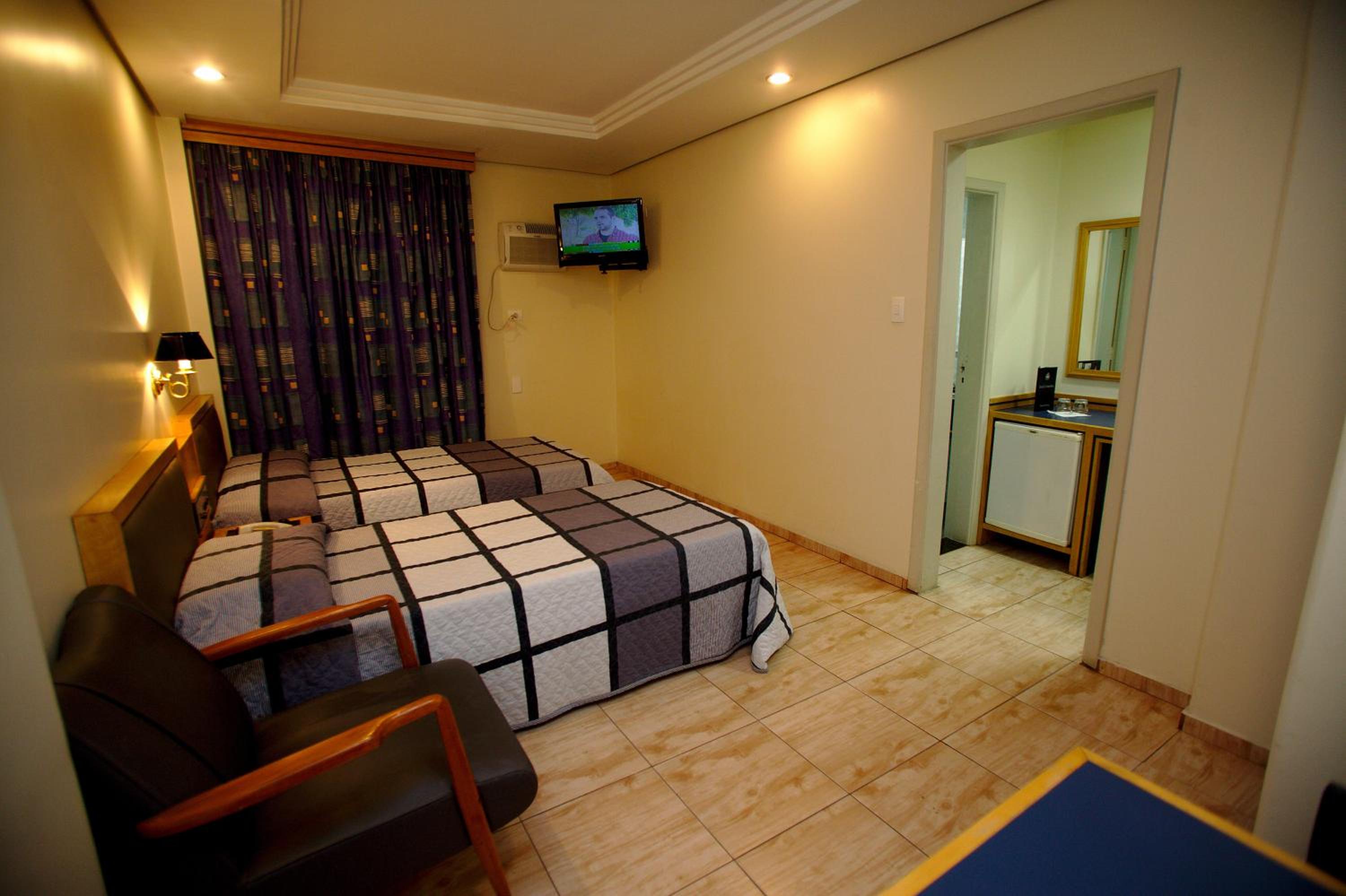 Standard Twin Room - Photo 8